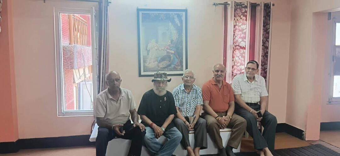 ब्राह्मण प्रतिनिधि सभा चंबा की मासिक बैठक आयोजित
चंबा, 12 सितंबर: ब्राह्मण प्रतिनिधि सभा चंबा की मासिक बैठक आज ब्राह्मण प्रतिनिधि सभा भवन, मोहल्ला जनसाली में आयोजित की गई। बैठक की अध्यक्षता सभा के वरिष्ठ उपाध्यक्ष श्री देवेंद्र कुमार बगलवान ने की। बैठक में ब्राह्मण समाज से जुड़े विभिन्न महत्वपूर्ण विषयों पर विस्तारपूर्वक चर्चा एवं मंथन किया गया।
बैठक के आरंभ में ब्राह्मण समाज के दो सदस्य श्री भूपेंद्र कुमार शर्मा एवं श्री प्रमोद शर्मा के आकस्मिक निधन पर सभा द्वारा गहरा शोक व्यक्त किया गया। सदस्यों ने दिवंगत आत्माओं की शांति के लिए प्रार्थना करते हुए शोक-संतप्त परिवारों के प्रति अपनी गहरी संवेदनाएं प्रकट कीं तथा इस दुख की घड़ी में उन्हें धैर्य एवं शक्ति प्रदान करने की कामना की।
बैठक में वर्तमान में चल रही पवित्र श्री मणिमहेश यात्रा को लेकर भी चर्चा की गई। सभा ने कहा कि जन्माष्टमी के पावन अवसर पर आयोजित श्री मणिमहेश यात्रा अब तक शांतिपूर्ण ढंग से संपन्न हुई है तथा इस दौरान किसी प्रकार की अप्रिय घटना नहीं हुई। सभा ने इसके लिए भगवान भोलेनाथ की कृपा के साथ-साथ स्थानीय प्रशासन एवं विभिन्न विभागों द्वारा किए जा रहे बेहतर प्रबंधों की सराहना की।
सभा ने आगामी 19 सितंबर को होने वाले पवित्र राधाष्टमी स्नान को भी शांतिपूर्ण एवं सफलतापूर्वक संपन्न करवाने के लिए भगवान भोलेनाथ से प्रार्थना की। सभा ने कहा कि प्रशासन द्वारा पिछले वर्ष की घटनाओं को ध्यान में रखते हुए इस वर्ष यात्रा के दौरान व्यवस्थाओं पर विशेष ध्यान दिया जा रहा है। सड़कों की निरंतर सफाई, श्रद्धालुओं की सुरक्षा, ठहरने, खाने-पीने, पेयजल तथा स्वास्थ्य संबंधी व्यवस्थाओं के लिए किए गए प्रबंध सराहनीय हैं। सभा ने उम्मीद जताई कि प्रशासन इसी तरह तत्परता के साथ कार्य करता रहेगा और भगवान भोलेनाथ की कृपा से पवित्र यात्रा का आगामी चरण भी बिना किसी बाधा के शांतिपूर्ण ढंग से संपन्न होगा।
बैठक में हाल ही में हिमाचल प्रदेश के माननीय मुख्यमंत्री द्वारा हिमाचल प्रदेश ब्राह्मण कल्याण बोर्ड के सदस्यों से की गई मुलाकात का भी स्वागत एवं सराहना की गई। सभा ने चंबा जिले से संबंधित ब्राह्मण कल्याण बोर्ड के सदस्यों से आग्रह किया कि वे समय-समय पर ब्राह्मण प्रतिनिधि सभा चंबा की मासिक बैठकों में अपनी उपस्थिति दर्ज करवाकर सभा के सदस्यों का मार्गदर्शन करें तथा समाज से जुड़े विषयों पर अपने विचार साझा करें।
सभा ने चंबा ब्राह्मण सभा के सभी पदाधिकारियों एवं सदस्यों से भी आग्रह किया कि संगठन को और अधिक मजबूत एवं प्रभावी बनाने के लिए वे महीने में कम से कम एक बार सभा की मासिक बैठक में अपनी उपस्थिति अवश्य दर्ज करवाएं और अपने सुझाव एवं सहयोग प्रदान करें।
बैठक में चंबा की युवा ब्राह्मण शक्ति से भी विशेष रूप से आह्वान किया गया कि वे संगठन के प्रति अपनी जिम्मेदारी एवं उत्तरदायित्व को समझते हुए सभा की बैठकों में सक्रिय रूप से भाग लें। युवाओं की सक्रिय भागीदारी से संगठन को नई ऊर्जा मिलेगी तथा समाजहित के कार्यों को और अधिक मजबूती प्रदान की जा सकेगी।
सभा ने समस्त समाजबंधुओं से संगठन को मजबूत बनाने तथा समाजहित के कार्यों में सक्रिय सहयोग देने का आह्वान किया।
जारीकर्ता:
सुरेश कश्मीरी
महासचिव
ब्राह्मण प्रतिनिधि सभा चंबा