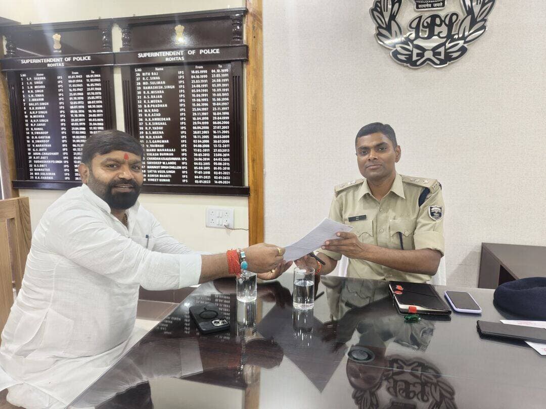 विधायक बशिष्ठ सिंह की पहल से कोचस की 4 पंचायतों को कोचस थाना से जोड़ने की उम्मीद बढ़ी
करगहर विधायक बशिष्ठ सिंह ने कोचस प्रखंड की नौवाँ, नरवर, चिताव और कंजर पंचायतों के कुछ गांवों को दिनारा थाना क्षेत्र से हटाकर कोचस थाना में शामिल कराने की पहल तेज कर दी है।
शनिवार को विधायक ने रोहतास एसपी मिस्टर राज से मुलाकात कर इस संबंध में पत्र सौंपा। विधायक ने बताया कि इन पंचायतों का प्रखंड व अंचल मुख्यालय कोचस है, लेकिन कुछ गांव दिनारा थाना क्षेत्र में होने से ग्रामीणों को पुलिस संबंधी कार्यों के लिए काफी दूरी तय करनी पड़ती है। जबकि इन गांवों से कोचस थाना की दूरी महज 2 से 3 किलोमीटर है।
विधायक ने बताया कि उन्होंने यह मुद्दा बिहार विधानसभा में भी उठाया था, जहां तत्कालीन गृह मंत्री एवं वर्तमान मुख्यमंत्री सम्राट चौधरी ने मामले में कार्रवाई का आश्वासन दिया था। विधानसभा से मिले पत्र के आधार पर अब एसपी से आवश्यक प्रस्ताव आगे भेजने का आग्रह किया गया है।
विधायक बशिष्ठ सिंह की इस पहल से हजारों ग्रामीणों को पुलिस संबंधी कार्यों में बड़ी राहत मिलने की उम्मीद है।
<nis:link nis:type=tag nis:id=bashisthsingh nis:value=BashisthSingh nis:enabled=true nis:link/> <nis:link nis:type=tag nis:id=kochas nis:value=Kochas nis:enabled=true nis:link/> <nis:link nis:type=tag nis:id=rohtas nis:value=Rohtas nis:enabled=true nis:link/> <nis:link nis:type=tag nis:id=sasaram nis:value=Sasaram nis:enabled=true nis:link/> <nis:link nis:type=tag nis:id=bihar nis:value=Bihar nis:enabled=true nis:link/> <nis:link nis:type=tag nis:id=rohtasnews nis:value=RohtasNews nis:enabled=true nis:link/>