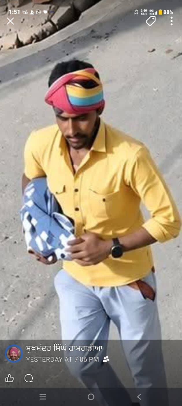 ये आदमी एक चोर है मेरे मित्र के घर से पानी कि मोटर चौरी करके ले गया है कोई भाई इसे जानता है तो कृपया करके मुझे बताये चरण सिंह चौधरी वन्देमातरम 9982444404 अनूपगढ़ जिला श्रीगंगानगर राजस्थान
