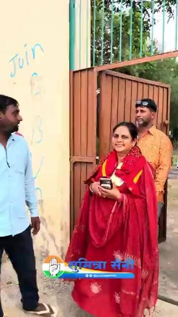 वार्ड नं 13 में मतदान केंद्र के बाहर ऐसा था नजारा, मतदान केंद्र से निकली सुमित्रा सैनी.. #chirawa
