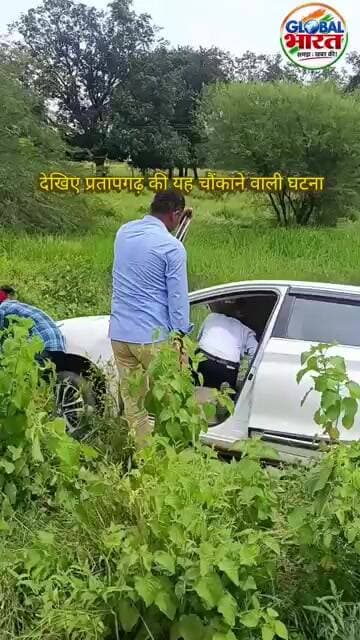 प्रतापगढ़ में दरोगा को अचानक बचाने के चक्कर में अनियंत्रित हुई अर्टिगा कार पलट गई- देखें पूरी खबर