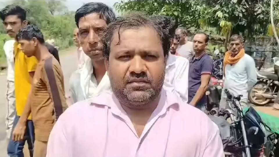 🚨 ब्रेकिंग न्यूज | गणेशखेड़ा में कुएं से युवक का शव बरामद
पिछोर। खोड़ चौकी क्षेत्र के ग्राम गणेशखेड़ा में शनिवार सुबह उस समय सनसनी फैल गई, जब एक कुएं में युवक का शव उतराता हुआ मिला। मृतक की पहचान 20 वर्षीय महेंद्र लोधी पुत्र जसरथ लोधी के रूप में हुई है।
जानकारी के अनुसार महेंद्र 8 सितंबर से लापता था। परिजन उसकी तलाश कर रहे थे। शनिवार सुबह ग्रामीणों ने कुएं में शव देखा और इसकी सूचना पुलिस को दी। सूचना मिलते ही खोड़ चौकी पुलिस मौके पर पहुंची और शव को कुएं से बाहर निकलवाकर पोस्टमार्टम के लिए भेजा।
वहीं, परिजनों ने युवक की मौत को लेकर हत्या की आशंका जताई है और मामले की निष्पक्ष जांच की मांग की है। पुलिस ने फिलहाल जांच शुरू कर दी है। पोस्टमार्टम रिपोर्ट और जांच के बाद ही मौत की वास्तविक वजह स्पष्ट हो सकेगी।
#Pichhore #Khod #Ganeshkheda #Shivpuri #BreakingNews #CrimeNews #MadhyaPradesh #PNEWZINDIA