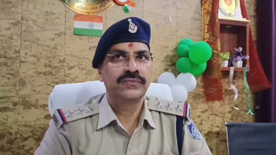 करैरा पुलिस की सोशल मीडिया पर सख्ती
करैरा। सोशल मीडिया पर गलत टिप्पणी, अश्लील मैसेज तथा आपत्तिजनक ऑडियो-वीडियो वायरल करने वालों के खिलाफ करैरा पुलिस ने सख्त रुख अपनाया है।
पुलिस ने लोगों से अपील की है कि बिना सत्यापन किसी भी भ्रामक, आपत्तिजनक या विवादित सामग्री को सोशल मीडिया पर शेयर या फॉरवर्ड न करें। ऐसी सामग्री को वायरल करने वालों के खिलाफ नियमानुसार कानूनी कार्रवाई की जाएगी।
🎙️ करैरा थाना प्रभारी विनोद सिंह छावई ने क्या कहा—सुनिए...
P.NEWZ INDIA | सच के साथ हर कदम
#करैरा #करैरा_पुलिस #शिवपुरी #मध्यप्रदेश #ब्रेकिंग_न्यूज #सोशल_मीडिया #साइबर_क्राइम #पुलिस_कार्रवाई #सावधान #आपत्तिजनक_सामग्री #फेक_न्यूज #वायरल_वीडियो #PNEWZINDIA #MPNews #ShivpuriNews #KareraNews