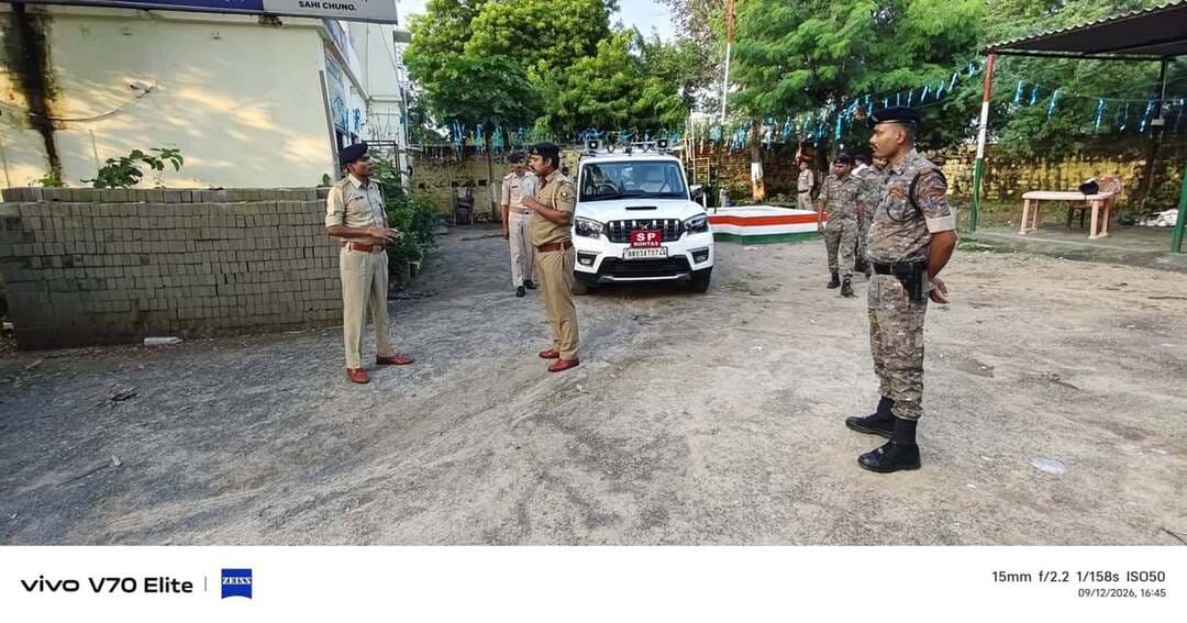एसपी ने सासाराम मुफस्सिल व करवंदिया थाना का किया औचक निरीक्षण
रोहतास पुलिस अधीक्षक ने 12 सितंबर 2026 को सासाराम मुफस्सिल थाना एवं करवंदिया थाना का औचक निरीक्षण किया। इस दौरान उन्होंने दोनों थानों में पुलिस की कार्यप्रणाली और व्यवस्थाओं का जायजा लिया। एसपी ने थानों में लंबित कांडों की समीक्षा करते हुए उनके त्वरित निष्पादन को लेकर आवश्यक दिशा-निर्देश दिए।
निरीक्षण के दौरान पुलिस कर्मियों के कार्यों की भी जांच की गई। पुलिस अधीक्षक ने थाने में दर्ज मामलों की प्रगति, अनुसंधान की स्थिति तथा अपराध नियंत्रण से संबंधित गतिविधियों की जानकारी ली। उन्होंने अधिकारियों एवं जवानों को अपने दायित्वों का पूरी जिम्मेदारी और तत्परता के साथ निर्वहन करने का निर्देश दिया।
एसपी ने कानून व्यवस्था को बेहतर बनाए रखने और अपराध पर प्रभावी नियंत्रण के लिए पुलिस पदाधिकारियों को सतर्कता के साथ कार्य करने को कहा। साथ ही लंबित मामलों के निष्पादन में तेजी लाने तथा क्षेत्र में पुलिस की सक्रियता बढ़ाने पर जोर दिया। निरीक्षण के दौरान थाने की विभिन्न व्यवस्थाओं का भी जायजा लिया गया।