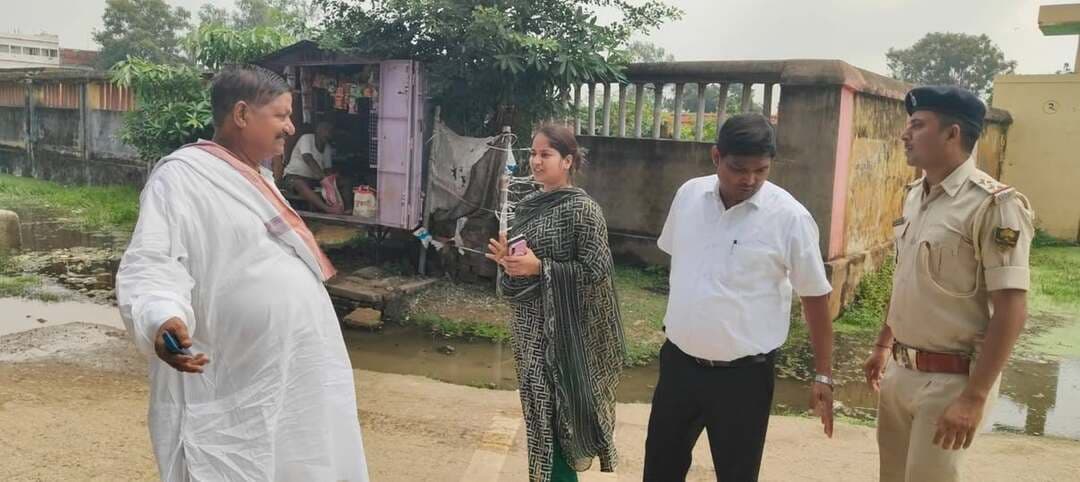 सूर्यपुरा प्रखंड कार्यालय में छात्राओं का प्रदर्शन,महीनों से पानी में डूबा स्कूल परिसर, और खेल मैदान,छात्राओं के प्रदर्शन के बाद नाला निर्माण को लेकर प्रशासन की पहल।
रोहतास जिले के सूर्यपुरा उच्च विद्यालय परिसर में पिछले कई महीनों से जलजमाव की समस्या बनी हुई है। विद्यालय परिसर में पानी जमा रहने के कारण छात्र-छात्राओं को पानी में होकर स्कूल आने-जाने के लिए मजबूर होना पड़ रहा है। इससे पठन-पाठन के साथ रोजमर्रा के आवागमन में भी काफी परेशानी हो रही है। समस्या से नाराज छात्राओं ने शनिवार 1 बजे को प्रखंड कार्यालय पहुंचकर प्रदर्शन किया और जल निकासी की स्थायी व्यवस्था कराने की मांग की।
छात्राओं ने जलजमाव की समस्या की जानकारी जिलाधिकारी को फोन के माध्यम से दी। मामले की जानकारी मिलने के बाद जिलाधिकारी ने अधिकारियों को समस्या के समाधान के लिए आवश्यक निर्देश दिए। इसके बाद प्रखंड विकास पदाधिकारी तेज बहादुर सुमन, अंचल अधिकारी गोल्डी कुमारी और थानाध्यक्ष चंदन भगत मौके पर पहुंचे। अधिकारियों ने छात्राओं से बातचीत कर उनकी समस्याएं सुनीं और विद्यालय परिसर तथा जलजमाव वाले स्थल का निरीक्षण किया।
बीडीओ तेज बहादुर सुमन ने बताया कि जल निकासी की समस्या के समाधान के लिए योजना का प्रस्ताव लिया जा रहा है। प्रस्ताव के आधार पर नाला निर्माण का कार्य कराया जाएगा, जिससे विद्यालय परिसर में जलजमाव की समस्या का स्थायी समाधान हो सके।
वहीं, विद्यालय परिसर में पानी जमा होने से मैदान भी प्रभावित है। सेना, पुलिस समेत अन्य सरकारी नौकरियों की तैयारी करने वाले युवाओं को दौड़ और शारीरिक अभ्यास के लिए जगह नहीं मिल पा रही है। मैदान में पानी जमा रहने के कारण खेलकूद और शारीरिक अभ्यास की गतिविधियां भी बाधित हैं। मौके पर मुकेश कुमार सहित दर्जनों के संख्या छात्र छात्राएं उपस्थित थे।
