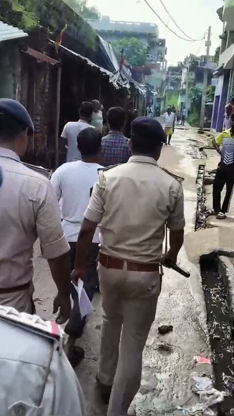 एक आरोपी के घर पुलिस ने चिपकाया इश्तेहार, बैंड-बाजे के साथ पहुंची पुलिस की टीम।