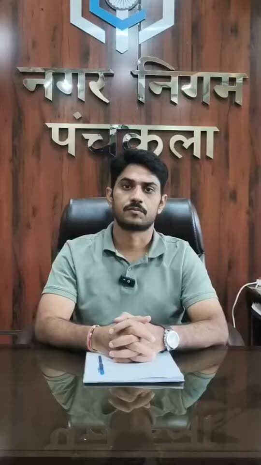 पंचकूला में अवैध निर्माण पर नगर निगम की कार्रवाई, छह इमारतें सील
पंचकूला, 12 सितंबर। शहर में सुनियोजित एवं व्यवस्थित शहरी विकास सुनिश्चित करने के लिए पंचकूला नगर निगम ने अवैध निर्माण और बिल्डिंग नियमों के उल्लंघन के खिलाफ कार्रवाई तेज कर दी है। इसी अभियान के तहत निगम ने नियमों का उल्लंघन करने वाली छह इमारतों को सील किया है।
नगर निगम अधिकारियों के निरीक्षण के दौरान पाया गया कि इन संपत्तियों पर सक्षम अधिकारी से आवश्यक बिल्डिंग प्लान/नक्शे की मंजूरी लिए बिना निर्माण कार्य किया गया था। इसे लागू बिल्डिंग नियमों और संबंधित नगर निगम कानूनों का उल्लंघन मानते हुए नियमानुसार कार्रवाई की गई।
नगर निगम आयुक्त विनय कुमार के निर्देशों पर चिन्हित संपत्तियों के खिलाफ कार्रवाई करते हुए छह इमारतों को सील कर दिया गया। आयुक्त ने कहा कि कार्रवाई का उद्देश्य केवल दंड देना नहीं, बल्कि नगर निगम क्षेत्र में विकास को सुनियोजित, सुरक्षित, व्यवस्थित और कानूनी प्रावधानों के अनुरूप सुनिश्चित करना है।
उन्होंने अधिकारियों को नियमित फील्ड निरीक्षण और प्रभावी निगरानी के निर्देश दिए हैं, ताकि बिना मंजूरी होने वाले निर्माण की समय रहते पहचान कर नियमानुसार कार्रवाई की जा सके। उन्होंने स्पष्ट किया कि बिना आवश्यक मंजूरी अथवा स्वीकृत बिल्डिंग प्लान का उल्लंघन करने वाले निर्माण के खिलाफ कार्रवाई जारी रहेगी।
आयुक्त ने प्रॉपर्टी मालिकों, बिल्डरों और निवासियों से अपील की कि वे निर्माण शुरू करने से पहले सक्षम अधिकारी से बिल्डिंग प्लान/नक्शे की आवश्यक मंजूरी अवश्य लें और निर्माण कार्य स्वीकृत प्लान व निर्धारित नियमों के अनुसार ही करें।
नगर निगम के अनुसार प्रवर्तन कार्रवाई का उद्देश्य नागरिकों के हितों की रक्षा, सार्वजनिक सुरक्षा सुनिश्चित करना, सुनियोजित शहरी विकास को बढ़ावा देना और पंचकूला के व्यवस्थित स्वरूप को बनाए रखना है। निगम ने कहा कि नियमों के अनुपालन और जन-जागरूकता के लिए अभियान आगे भी जारी रहेगा।
#panchkulanews #panchkula #panchkulasocialmedia