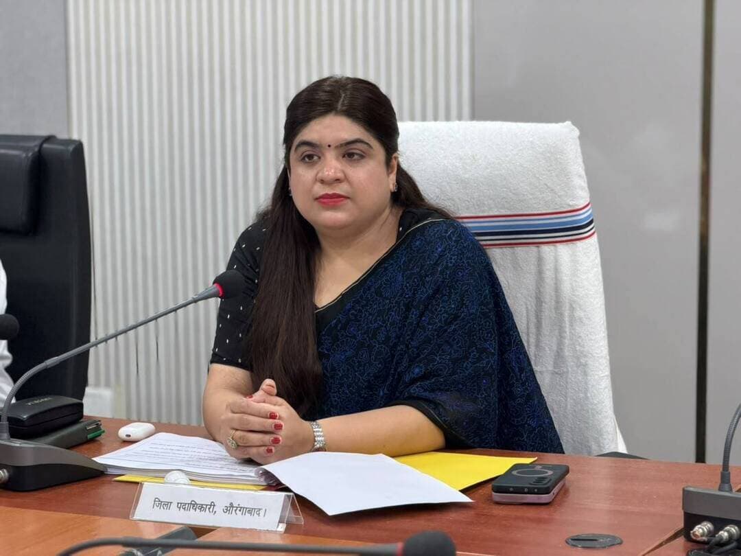 📋 समीक्षा बैठक | जनहित से जुड़े कार्यों में तेजी के निर्देश
जिला पदाधिकारी, औरंगाबाद श्रीमती अभिलाषा शर्मा (भा.प्र.से.) की अध्यक्षता में समाहरणालय के सभा कक्ष में पंचायत सरकार भवन/विवाह मंडप, आंगनबाड़ी केंद्रों, सीपीग्राम पोर्टल तथा राशन कार्ड से संबंधित कार्यों की विस्तृत समीक्षा की गई।
🏛️ पंचायत सरकार भवन एवं विवाह मंडप
संबंधित कार्यों की प्रगति की समीक्षा करते हुए लंबित कार्यों को प्राथमिकता के आधार पर पूर्ण कराने तथा आवश्यक कार्रवाई के लिए संबंधित विभाग एवं अंचल स्तर के पदाधिकारियों के साथ समन्वय स्थापित कर कार्य में तेजी लाने का निर्देश दिया गया।
🏫 आंगनबाड़ी केंद्रों में मूलभूत सुविधाओं पर जोर
जिले में सरकारी भवनों में संचालित कुल 2048 आंगनबाड़ी केंद्रों का सत्यापन पूर्ण किया जा चुका है। इनमें 92 केंद्रों में शौचालय, 57 केंद्रों में पेयजल तथा 32 केंद्रों में स्थायी विद्युत कनेक्शन उपलब्ध नहीं होने की जानकारी दी गई। इन केंद्रों में आवश्यक मूलभूत सुविधाएं उपलब्ध कराने के लिए संबंधित पदाधिकारियों को आवश्यक कार्रवाई का निर्देश दिया गया।
भूमि एवं अनापत्ति प्रमाण-पत्र (एनओसी) की समीक्षा के दौरान जिला कार्यक्रम पदाधिकारी, आईसीडीएस को संबंधित अंचल अधिकारियों से समन्वय स्थापित करते हुए यथाशीघ्र एनओसी की प्रक्रिया पूर्ण कराने तथा निर्माणाधीन एवं लंबित आंगनबाड़ी केंद्रों की नियमित समीक्षा कर कार्य में तेजी लाने का निर्देश दिया गया।
📌 सीपीग्राम पोर्टल की समीक्षा
जिले में प्राप्त 596 मामलों में से 539 मामलों का निष्पादन किया जा चुका है, जबकि 54 मामले लंबित हैं। लंबित मामलों का निर्धारित समय-सीमा के अंदर शीघ्र निष्पादन सुनिश्चित करने तथा अनावश्यक रूप से किसी भी मामले को लंबित नहीं रखने का निर्देश दिया गया।
🍚 राशन कार्ड एवं ई-केवाईसी की स्थिति
जिले में 51,877 आवेदनों की डाटा एंट्री पूर्ण की गई है। इनमें 19,776 आवेदनों की ई-केवाईसी पूर्ण तथा 31,650 की ई-केवाईसी लंबित है। वहीं 13,210 आवेदनों का सत्यापन संबंधित लॉगिन स्तर पर किया गया है तथा 11,101 राशन कार्ड निर्गत किए जा चुके हैं।
लंबित ई-केवाईसी एवं राशन कार्ड से संबंधित आवेदनों के निष्पादन में तेजी लाने, प्रखंड एवं अनुमंडल स्तर पर नियमित अनुश्रवण करने तथा पात्र लाभुकों को निर्धारित प्रक्रिया के तहत शीघ्र राशन कार्ड उपलब्ध कराने का निर्देश दिया गया।
🔹 जिला पदाधिकारी ने सभी संबंधित पदाधिकारियों को आपसी समन्वय के साथ कार्य करते हुए लंबित मामलों का समयबद्ध निष्पादन, जनहित से जुड़े कार्यों में तेजी तथा समीक्षा बैठक में दिए गए निर्देशों के अनुपालन की नियमित निगरानी सुनिश्चित करने का निर्देश दिया।
#Aurangabad #DistrictAdministration #GoodGovernance #PublicService #Bihar
Information & Public Relations Department, Government of Bihar CMO Bihar