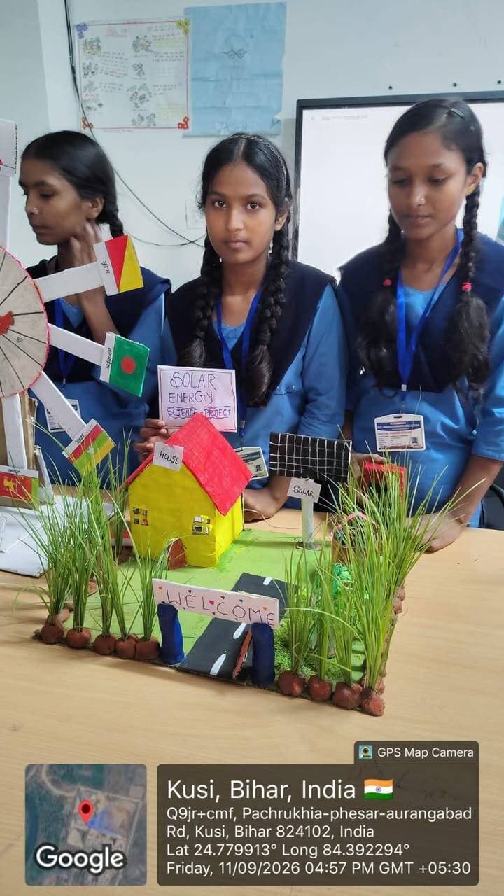 🌟 इंस्पायर मानक | छात्राओं ने दिखाई नवाचार और वैज्ञानिक सोच की प्रतिभा 🌟
📚 डॉ. भीमराव अंबेडकर आवासीय विद्यालय, कुशी, औरंगाबाद में अनुसूचित जाति एवं जनजाति कल्याण विभाग द्वारा निर्धारित शुक्रवार की गतिविधि के अंतर्गत 11 सितंबर 2026 को इंस्पायर मानक (INSPIRE-MANAK) के तहत Innovative Ideas विषय पर चारों सदनों के बीच नवाचार प्रतियोगिता का आयोजन किया गया।
💡 प्रतियोगिता में सावित्रीबाई फुले सदन, जगजीवन सदन, दशरथ मांझी सदन एवं बिरसा मुंडा सदन की छात्राओं ने उत्साहपूर्वक भाग लेते हुए अपनी रचनात्मकता, वैज्ञानिक दृष्टिकोण एवं नवाचारी सोच का प्रदर्शन किया।
🔬 छात्राओं ने सौर ऊर्जा, पवन चक्की एवं ज्वालामुखी जैसे विषयों पर विभिन्न सृजनात्मक मॉडल एवं नवाचारी प्रस्तुतियां तैयार कर अपनी कल्पनाशीलता को मॉडल के रूप में प्रस्तुत किया। छात्राओं की प्रस्तुतियों ने यह दर्शाया कि उचित मार्गदर्शन एवं प्रोत्साहन मिलने पर विद्यालय स्तर पर ही वैज्ञानिक सोच और नवाचार की मजबूत नींव तैयार की जा सकती है।
👩🏫 कार्यक्रम में विद्यालय की प्रधानाचार्या श्रीमती सविता, संबंधित सदनों के मेंटर्स एवं समस्त शिक्षकगण उपस्थित रहे। छात्राओं द्वारा प्रस्तुत मॉडलों एवं विचारों का अवलोकन कर शिक्षकों ने उनका उत्साहवर्धन किया।
👏 इस अवसर पर जिला कल्याण पदाधिकारी श्री अभिषेक कुमार एवं प्रखंड कल्याण पदाधिकारी श्रीमती प्रतिमा तिवारी ने छात्राओं की प्रतिभा, रचनात्मकता एवं वैज्ञानिक सोच की सराहना करते हुए उन्हें निरंतर नवाचार के लिए प्रेरित किया।
✨ उन्होंने कहा कि ऐसी गतिविधियां छात्राओं में वैज्ञानिक दृष्टिकोण, रचनात्मकता, नवाचार तथा समस्या-समाधान की क्षमता विकसित करने में महत्वपूर्ण भूमिका निभाती हैं। विद्यालय परिवार द्वारा छात्राओं को आगे भी नवाचार एवं रचनात्मक गतिविधियों में सक्रिय भागीदारी के लिए प्रोत्साहित करने पर बल दिया गया।
🌱 आज की रचनात्मक सोच ही कल के नवाचार की आधारशिला है।
#INSPIREMANAK #Innovation #ScientificThinking #StudentInnovation #AurangabadBihar #Education
Information & Public Relations Department, Government of Bihar CMO Bihar @e