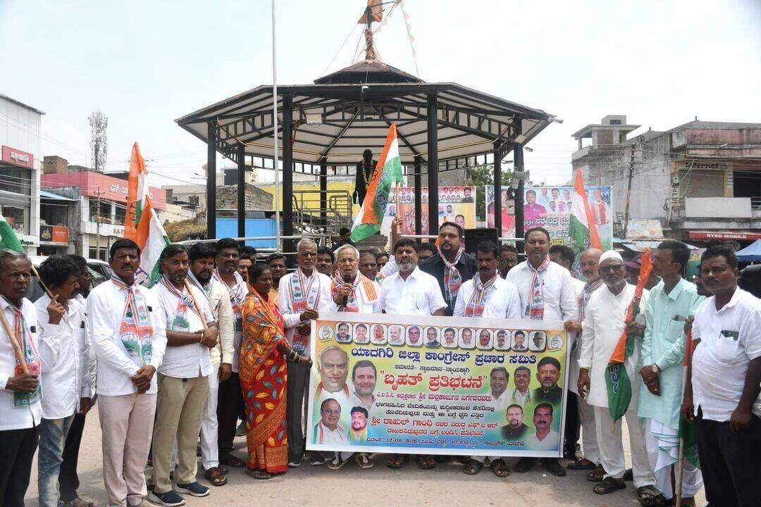 ಶುದ್ಧಿಕರಣ ಘಟನೆ - ರಾಹುಲ್ ಗಾಂಧಿ ವಿರುದ್ಧ ಎಫ್ ಐಆರ್ ವಿರೋಧಿಸಿ ಪ್ರತಿಭಟನೆ
ಯಾದಗಿರಿ :ಎಐಸಿಸಿ ಅಧ್ಯಕ್ಷ ಡಾ.ಮಲ್ಲಿಕಾರ್ಜುನ ಖರ್ಗೆ ಅವರು ಭಾಷಣ ಮಾಡಿದ ವೇದಿಕೆಯನ್ನು ಶುದ್ಧಗೊಳಿಸುವುದನ್ನು ಖಂಡಿಸಿ ಹಾಗೂ ಲೋಕಸಭಾ ವಿರೋಧ ಪಕ್ಷದ ನಾಯಕ ರಾಹುಲ್ ಗಾಂಧಿರವರ ವಿರುದ್ದ ದುರುದ್ದೇಶಪೂರಿತ ಎಫ್ ಐಆರ್ ದಾಖಲಿಸಿದ ಉತ್ತರಾಖಂಡ ಸರ್ಕಾರದ ವಿರುದ್ದ ಜಿಲ್ಲಾ ಕಾಂಗ್ರೆಸ್ ಘಟಕದಿಂದ ಶನಿವಾರ ಇಲ್ಲಿನ ಗಾಂಧಿ ವೃತ್ತದಲ್ಲಿ ಪ್ರತಿಭಟನೆ ನಡೆಯಿತು. ಈ ವೇಳೆ ಪ್ರತಿಭಟನಾಕಾರನ್ನು ಉದ್ದೇಶಿಸಿ ಮಾತನಾಡಿದ ಶಾಸಕ ಚನ್ನಾರೆಡ್ಡಿ ಪಾಟೀಲ್ ಶುನ್ನೂರ, ಕಳೆದ ತಿಂಗಳ ಅಗಸ್ಟ್ 8ನೇ ರಂದು ಉತ್ತರಾಖಂಡದ ಹಲದ್ವಾನಿ ರಾಮಲೀಲಾ ಮೈದಾನದಲ್ಲಿ ನಡೆದ ಕಾರ್ಯಕ್ರಮದಲ್ಲಿ ರಾಜ್ಯಸಭಾ ವಿರೋಧ ಪಕ್ಷದ ಡಾ.ಮಲ್ಲಿಕಾರ್ಜುನ ಖರ್ಗೆ ಅವರು ಭಾಷಣ ಮಾಡಿದ ವೇದಿಕೆಯನ್ನು ಮನುವಾದದ ಮನಸ್ಥಿತಿಯವರು ಶುದ್ದಿಕರಣ ಮಾಡಿದ್ದು ಮತ್ತು ಈ ಘಟನೆಯನ್ನು ತೀವ್ರವಾಗಿ ವಿರೋಧಿಸಿದ ಲೋಕಸಭಾ ಪ್ರ ತಿಪಕ್ಷದ ನಾಯಕ ರಾಹುಲ್ ಗಾಂಧಿ ಅವರ ವಿರುದ್ಧ ಪ್ರಕರಣ ದಾಖಲಾಗಿದ್ದನ್ನು ಖಂಡಿಸಿದರು. ದೇಶಕ್ಕೆ ಸ್ವಾತಂತ್ರ್ಯ ಬಂದು 80ವರ್ಷಗಳಾದರೂ ಇನ್ನೂ ಜಾತಿ ವ್ಯವಸ್ಥೆ ಜೀವಂಶವಿದೆ ಎಂಬುವುದಕ್ಕೇ ಈ ಘಟನೆಯೇ ಪ್ರಬಲ ಸಾಕ್ಷಿಯಾಗಿದೆ. ಪ್ರಜಾಪ್ರಭತ್ವ ರಾಷ್ಟ್ರದಲ್ಲಿ ಇಂತಹ ಘಟನೆಗಳಿಗೆ ಅವಕಾಶವಿಲ್ಲ. ಆದರೂ ಕೀಳು ಮನಸ್ಥಿತಿಯವರು ಇದನ್ನು ಮಾಡಿದ್ದಾರೆ. ಅಂತಹವರ ಕ್ರಮ ಜರುಗಿಸಬೇಕಾದ ಸರ್ಕಾರ. ಇದನ್ನು ವಿರೋಧಿಸಿ ರಾಹುಲ್ ಗಾಂಧಿ ಅವರ ಮೇಲೆ ದೂರು ದಾಖಲಿಸಿದ್ದು ಸಂವಿಧಾನ ವಿರೋಧಿ ನೀತಿಯಾಗಿದೆ ಎಂದು ಶಾಸಕರು ಕಿಡಿಕಾರಿದರು. ಜಿಲ್ಲಾ ಕಾಂಗ್ರೆಸ್ ಸಮಿತಿ ಅಧ್ಯಕ್ಷ ಬಸರೆಡ್ಡಿ ಪಾಟೀಲ್ ಅನಪುರ ಮಾತನಾಡಿ, ಈ ಘಟನೆಯನ್ನು ದೇಶದ ಸಮಸ್ತ ಪ್ರಜ್ಞಾವಂತವರು ಖಂಡಿಸಿದ್ದಾರೆ. ಆದರೂ ಕೇಂದ್ರ ಸರ್ಕಾರ ಇದನ್ನು ಗಂಭೀರವಾಗಿ ಪರಿಗಣಿಸಿಲ್ಲ ಎಂದು ದೂರಿದರು. ಕಾಂಗ್ರೆಸ್ ಪಕ್ಷದ ಪ್ರಚಾರ ಸಮಿತಿ ಜಿಲ್ಲಾಧ್ಯಕ್ಷ ಮರಪ್ಪ ಬಿಳ್ಳಾರ ಮಾತನಾಡಿ, ರಾಹುಲ್ ಗಾಂಧಿ ಅವರ ವಿರುದ್ಧ ಹಾಕಲಾಗಿರುವ ಎಫ್ ಐಆರ್ ಕೂಡಲೇ ರದ್ದುಗೊಳಿಸಬೇಕೆಂದು ಆಗ್ರಹಿಸಿದರು.
ಯುಡಾ ಅಧ್ಯಕ್ಷ ಬಾಬುರಾವ ಕಾಣ್ಣೂರ, ಪಕ್ಷದ ಮುಖಂಡರಾದ ಆದರ್ಶ ಯಲ್ಲಪ್ಪ, ಪರಶುರಾಂ ಚವ್ಹಾಣ, ಶಿವಕುಮಾರ ಹುಲಕಲ್, ನಾಗಣಗೌಡ ಹಳಿಗೇರಾ, ಶಿವರಾಜ ಬಾವೂರ,ಬಾಬುಗೌಡ ಮಾಚನೂರ, ಸುರೇಶಗೌಡ, ಶರಣು ಪಡಶೆಟ್ಟಿ, ಸುರೇಶ ಮಡ್ಡಿ, ಸಾಬಣ್ಣ ಕೆಂಗೂರಿ, ರಾಜಮೈನೊದ್ದಿನ್ ಮಿರ್ಚಿ, ಶಿವು ಕೊಲಿವಾಡ, ಮಹೇಶ ಕೊಲೂರು ಇತರರಿದ್ದರು.