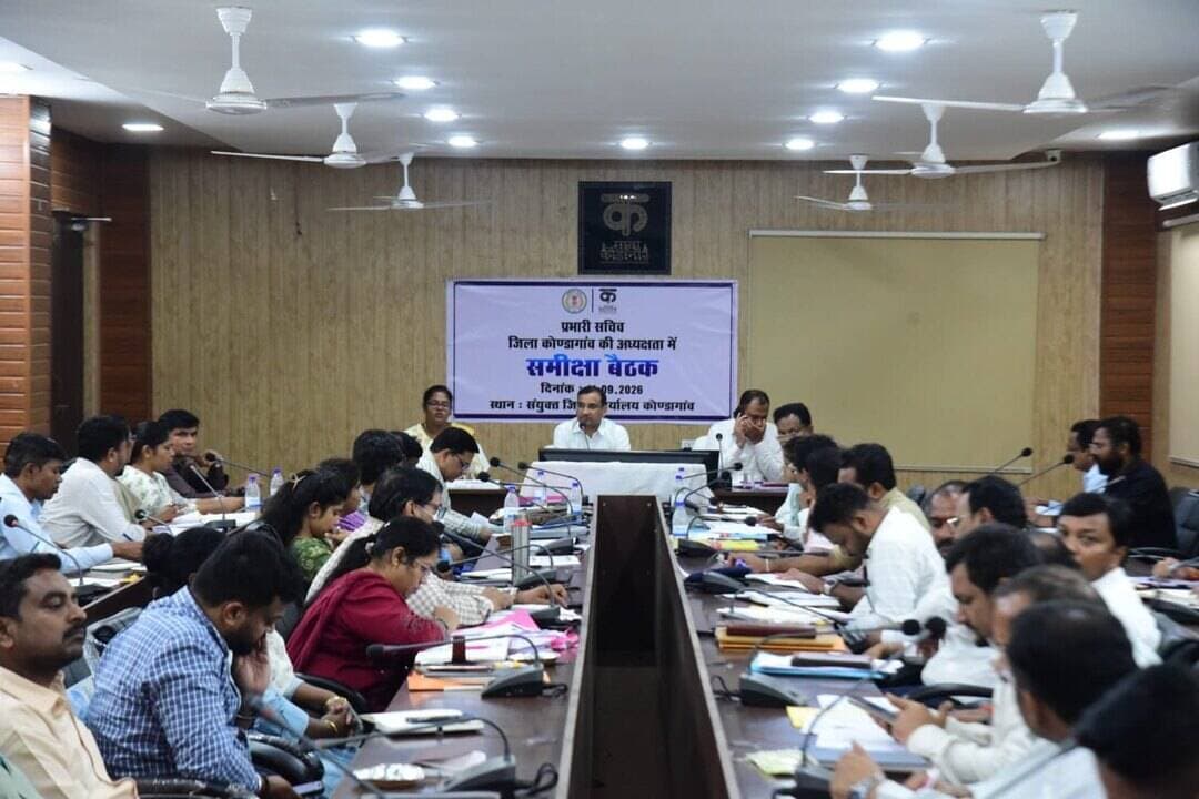 सुशासन की योजनाओं का लाभ अंतिम व्यक्ति तक पहुंचाने पर जोर
प्रभारी सचिव श्री बसव राजू एस ने कोण्डागांव में विभागीय अधिकारियों की बैठक लेकर विकास कार्यों एवं जनकल्याणकारी योजनाओं की प्रगति की समीक्षा की।
बैठक में स्वास्थ्य सेवाओं को बेहतर बनाने, मलेरिया एवं मौसमी बीमारियों की रोकथाम, टीबी मुक्त पंचायत के लक्ष्य को गति देने तथा स्वास्थ्य केन्द्रों में दवाइयों, साफ-सफाई और चिकित्सकों की उपस्थिति सुनिश्चित करने के निर्देश दिए गए।
युवाओं को अधिक से अधिक कौशल प्रशिक्षण देने और रोजगार के अवसर उपलब्ध कराने के लिए नियमित प्लेसमेंट कैंप आयोजित करने पर जोर दिया गया। जल जीवन मिशन के तहत हर घर नल से जल की गुणवत्तापूर्ण एवं नियमित आपूर्ति सुनिश्चित करने के निर्देश भी दिए गए।
किसानों को दलहन-तिलहन फसलों के लिए प्रोत्साहित करने, पात्र किसानों को पीएम किसान सम्मान निधि का लाभ दिलाने और एग्रीस्टैक पंजीयन शत-प्रतिशत पूर्ण करने के निर्देश दिए गए।
शिक्षा के क्षेत्र में परीक्षा परिणाम सुधारने, गुणवत्तापूर्ण शिक्षण एवं शिक्षकों की समय पर उपस्थिति सुनिश्चित करने तथा पीएमश्री विद्यालयों के निर्माण कार्य शीघ्र पूर्ण कराने पर भी जोर दिया गया।
प्रभारी सचिव ने 17 सितंबर से प्रारंभ होने वाले सेवा संकल्प अभियान की गतिविधियों के व्यवस्थित आयोजन के निर्देश भी दिए।
#Kondagaon #SevaSankalpAbhiyan #सेवा_संकल्प_अभियान #GoodGovernance