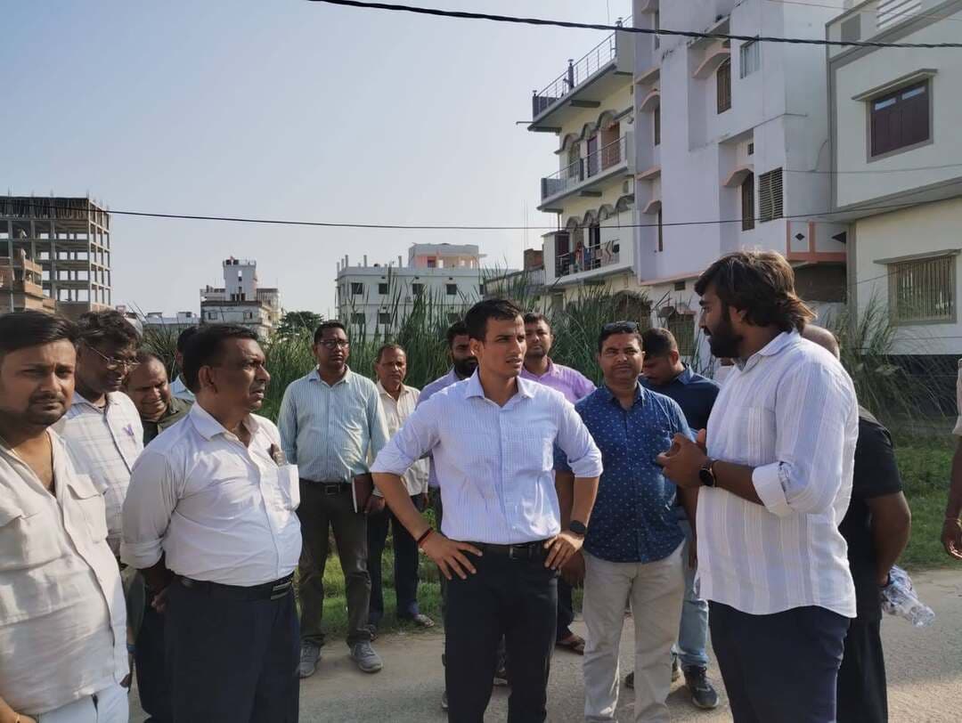 उप विकास आयुक्त ने प्रभुनाथ नगर कॉलोनी में जलजमाव की स्थिति का लिया जायजा
छपरा, 12 सितंबर 2026।
उप विकास आयुक्त, सारण श्री लक्ष्मण तिवारी, भा.प्र.से. ने छपरा सदर प्रखंड अंतर्गत साझ ग्राम पंचायत स्थित प्रभुनाथ नगर कॉलोनी में जलजमाव की स्थिति का निरीक्षण किया।
जिला पदाधिकारी सारण श्री वैभव श्रीवास्तव के आदेशानुसार जलजमाव की समस्या के स्थायी समाधान हेतु निरीक्षण के दौरान कई महत्वपूर्ण नाला निर्माण एवं नाला सफाई कार्यों को चिह्नित किया गया। इनमें एनएच-19 स्थित भोला भंडारी के पास से कमता सखी मठ तक नाला निर्माण, विनोद श्रीवास्तव के घर से कमता राखी मठ होते हुए बासुकी नाय सिंह के घर तक नाला निर्माण, निरंजन सिंह के घर से गुड्डू किराना दुकान तक नाला निर्माण, मुन्ना श्रीवास्तव के घर से गुड्डू किराना दुकान तक नाला निर्माण तथा अतिथि बिहार टांडी से कदंब चौक तक नाला निर्माण शामिल है।
इसके अतिरिक्त वार्ड संख्या-11 में पूर्व से निर्मित शाखा नाला को मुख्य सड़क के नाले से जोड़ने हेतु आवश्यक छूटे हुए हिस्से का निर्माण, भोला भंडारी के पास एनएच-19 स्थित बुडको निर्मित नाले को आवश्यकतानुसार पुनर्संयोजित कर नगर निगम के दहियावां टोला से आने वाले जल को कमता राखी रोड की ओर प्रवाहित करने तथा कमता सखी मठ से शक्तिनगर, आईपीएस-सी के समीप, लोको शेड, बस स्टैंड सीआरसीडी पुलिया, इरकॉन नाला, ईदगाह होते हुए जटही पोखरा तक नाला उड़ाही एवं सफाई कार्य कराने का निर्देश दिया गया।
बड़ी हनुमान मंदिर के समीप बुडको द्वारा निर्मित नाले को आरसीडी/इरकॉन नाले से जोड़ने का कार्य भी चिह्नित किया गया।
उप विकास आयुक्त ने सहायक अभियंता, बुडको, सारण; प्रखंड पंचायत पदाधिकारी/प्रखंड विकास पदाधिकारी, सदर; जिला कार्यक्रम पदाधिकारी, वीबी-जी राम जी तथा कार्यक्रम पदाधिकारी, वीबी-जी राम जी, प्रखंड-सह-नगर को उक्त चिह्नित कार्यों के अंतर्गत नाला पुनर्स्थापन, उड़ाही-सफाई एवं अतिक्रमण हटाने की कार्रवाई सुनिश्चित करने का निर्देश दिया।
निरीक्षण के दौरान कार्यपालक अभियंता, बिहार राज्य आवास बोर्ड; सहायक अभियंता, विद्युत सहित अन्य संबंधित पदाधिकारी उपस्थित थे।