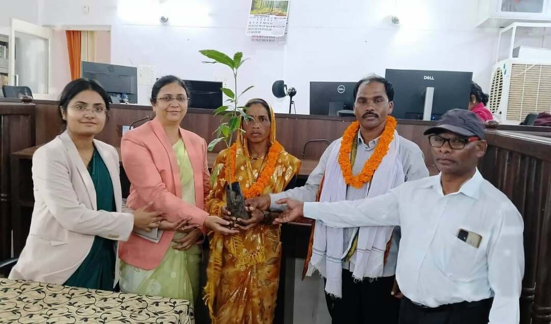 *नेशनल लोक अदालत में 673 प्रकरणों का निराकरण, 1.46 करोड़ से अधिक के अवार्ड पारित*
*’समझौते से टूटते परिवार जुड़े, वर्षों से लंबित विवादों का भी हुआ समाधान*
राष्ट्रीय विधिक सेवा प्राधिकरण, नई दिल्ली एवं मध्यप्रदेश राज्य विधिक सेवा प्राधिकरण, जबलपुर के निर्देशन तथा श्रीमती शशिकांता वैश्य, प्रधान जिला एवं सत्र न्यायाधीश एवं अध्यक्ष, जिला विधिक सेवा प्राधिकरण डिंडौरी के मार्गदर्शन में 12 सितंबर 2026 को जिला न्यायालय डिंडौरी, कुटुम्ब न्यायालय डिंडौरी एवं सिविल न्यायालय शहपुरा में नेशनल लोक अदालत का आयोजन किया गया।
लोक अदालत के शुभारंभ अवसर पर श्री एम.एल. राठौर, प्रधान न्यायाधीश, कुटुम्ब न्यायालय एवं श्री डी.एस. मंडलोई, प्रथम जिला न्यायाधीश द्वारा मां सरस्वती के छायाचित्र पर माल्यार्पण एवं दीप प्रज्ज्वलित कर कार्यक्रम का शुभारंभ किया गया। इस अवसर पर श्री एम.एल. राठौर ने कहा कि लोक अदालत आपसी सहमति और सुलह के माध्यम से विवादों के त्वरित एवं सरल समाधान का प्रभावी माध्यम है। लोक अदालत में लंबित पारिवारिक विवाद, मोटरयान दुर्घटना दावा प्रकरण, चेक अनादरण प्रकरण तथा विभिन्न राजीनामा योग्य आपराधिक एवं दीवानी प्रकरणों का आपसी समझौते के आधार पर निराकरण किया गया। इसके साथ ही बैंकों की ऋण वसूली, विद्युत एवं दूरभाष बिल बकाया तथा नगर पालिका के संपत्ति एवं जलकर से संबंधित प्री-लिटिगेशन प्रकरणों का भी पक्षकारों की सहमति से समाधान किया गया।
श्रीमती मुग्धा कुमार, न्यायाधीश एवं सचिव, जिला विधिक सेवा प्राधिकरण डिंडौरी ने बताया कि लोक अदालत में न्यायालयों में ’लंबित कुल 373 प्रकरणों का निराकरण किया गया, जिनमें 1 करोड़ 24 लाख 24 हजार 595 रुपये राशि के अवार्ड पारित किए गए।’ वहीं प्री-लिटिगेशन प्रकरणों की श्रेणी में ’300 प्रकरणों का निराकरण हुआ तथा 22 लाख 67 हजार 855 रुपये की राशि संबंधित विभागों को प्राप्त हुई’ । इस प्रकार लोक अदालत में *’कुल 673 प्रकरणों का निराकरण करते हुए 1 करोड़ 46 लाख 92 हजार 450 रुपये के अवार्ड पारित किए गए।’*
*लोक अदालत ने जोड़े परिवार, वर्षों पुराने विवादों का हुआ समाधान*
नेशनल लोक अदालत में समझाइश और आपसी सहमति से कई परिवारों को टूटने से बचाया गया। कुटुम्ब न्यायालय में श्री एम.एल. राठौर, प्रधान न्यायाधीश द्वारा समझाइश दिए जाने पर एक पति अपनी 12 वर्षों से विवाहित पत्नी एवं दो बच्चों के साथ वापस घर लौटे, जिससे परिवार पुनः एकजुट हुआ। इसी प्रकार श्रीमती कमला उईके, न्यायिक मजिस्ट्रेट प्रथम श्रेणी द्वारा समझाइश के माध्यम से वर्ष 2015 से अलग रह रहे पति-पत्नी के बीच चल रहे विवाद का समाधान कराया गया।
श्री अतुल श्रीवास्तव, न्यायिक मजिस्ट्रेट प्रथम श्रेणी, डिंडौरी तथा श्री कर्नल सिंह श्याम, न्यायिक मजिस्ट्रेट प्रथम श्रेणी, शहपुरा के न्यायालय में भी आपसी राजीनामे के माध्यम से एक भाई-भाई तथा एक भाई-बहन के बीच चल रहे विवादों का निराकरण कर उनके समस्त प्रकरण समाप्त किए गए। इस प्रकार लोक अदालत ने न केवल न्यायिक प्रकरणों का समाधान किया, बल्कि आपसी रिश्तों में आई दूरियों को भी कम करने का कार्य किया।कार्यक्रम में श्री शिवकुमार कौशल, द्वितीय जिला न्यायाधीश, श्री रविंद्र गुप्ता, तृतीय जिला न्यायाधीश, श्री गिरजेश कुमार सनौडिया, मुख्य न्यायिक मजिस्ट्रेट, श्रीमती कमला उईके, श्री आर.पी. सिंह, श्री अतुल श्रीवास्तव, श्रीमती रिया डेहरिया एवं सुश्री अदिति सनौडिया, न्यायिक मजिस्ट्रेट प्रथम श्रेणी, श्रीमती दीपिका तारन, जिला विधिक सहायता अधिकारी, श्री जे.पी. यादव, एडीएम, श्री सतीश द्विवेदी, एसडीओपी, श्रीमती रेखा सिंह, एएसपी, श्री यू.के. पटेरिया, अध्यक्ष अधिवक्ता संघ, श्री भीम प्रकाश रामटेके, अध्यक्ष कर्मचारी संघ सहित डिफेंस काउंसिल टीम, अधिवक्तागण, न्यायालयीन कर्मचारी, जिला विधिक सेवा प्राधिकरण के कर्मचारी, पक्षकारगण तथा विद्युत विभाग, नगरपालिका एवं विभिन्न बैंकों के अधिकारी-कर्मचारी उपस्थित रहे।
#NationalLokAdalat #LokAdalat #LegalServices #JusticeForAll #AccessToJustice #DisputeResolution #AmicableSettlement #LegalAid #MadhyaPradesh #Dindori #DindoriDistrict #DistrictAdministration #PublicService #PeopleFirst #JusticeDelivery #FamilyDisputeResolution #PublicWelfare #Jansampark #MPJansampark #DindoriJansampark #NationalLegalServicesAuthority #MPLegalServicesAuthority #LegalAwareness #FastJustice #NyaySabkeLiye