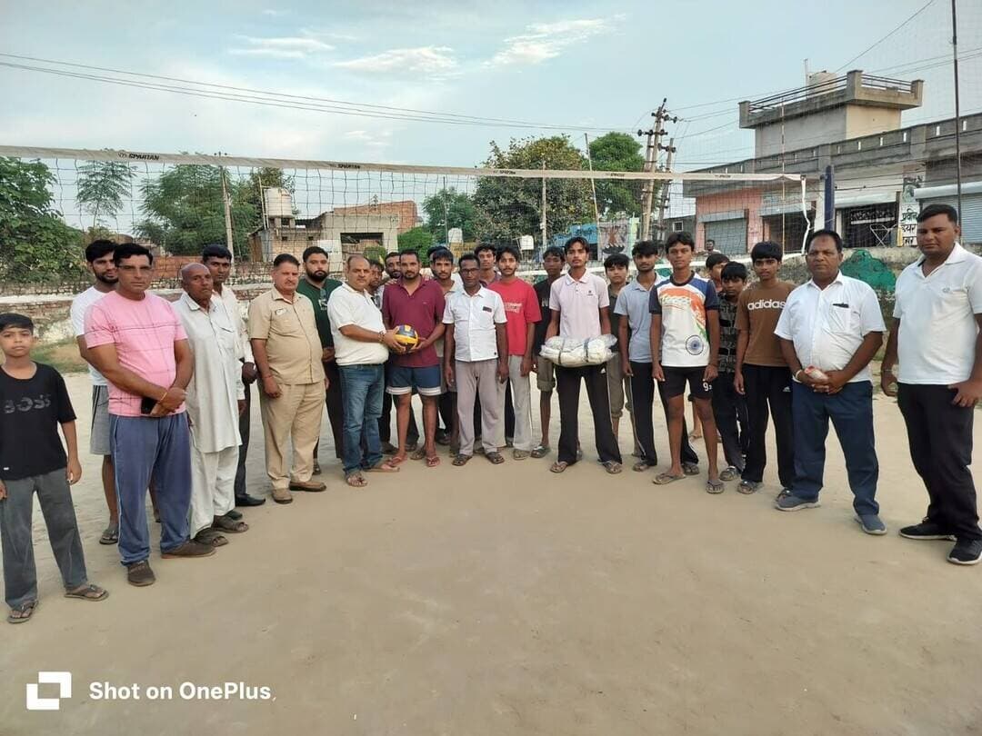 नवीन जिंदल फाउंडेशन ने खिलाड़ियों को वितरित की क्रिकेट और वॉलीबॉल किट
रादौर। (राष्ट्रीय कदम) ब्यूरो: माननीय सांसद श्री नवीन जिंदल जी के नवीन जिंदल फाउंडेशन की ओर से ग्रामीण क्षेत्र में खेल प्रतिभाओं को प्रोत्साहित करने के उद्देश्य से गाँव इस्माईलपुर में क्रिकेट किट तथा गाँव छारी में वॉलीबॉल किट वितरित की गई।
इस अवसर पर हैप्पी खेड़ी, जिला उपाध्यक्ष भाजपा, रादौर ने कहा कि ग्रामीण क्षेत्रों में युवाओं को खेलों के प्रति प्रोत्साहित करना बेहद जरूरी है। खेल युवाओं को अनुशासन, मेहनत और टीम भावना का संदेश देते हैं। उन्होंने सांसद श्री नवीन जिंदल जी और नवीन जिंदल फाउंडेशन का खिलाड़ियों को खेल सामग्री उपलब्ध करवाने के लिए आभार व्यक्त किया।
कार्यक्रम के दौरान सोनी जी, सांसद प्रतिनिधि, सुरेंद्र टोपरा, हरबंस सैनी, पवन सरपंच, राजिंदर सरपंच और संजू छारी सहित अन्य गणमान्य लोग मौजूद रहे।
ग्रामीणों और खिलाड़ियों ने नवीन जिंदल फाउंडेशन की इस पहल का स्वागत करते हुए कहा कि खेल सामग्री मिलने से गाँव के युवाओं को अपनी प्रतिभा निखारने का बेहतर अवसर मिलेगा।