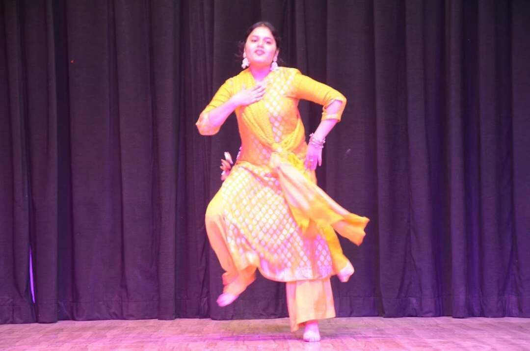 प्रतिभा खोज प्रतियोगिता में छात्राओं ने दिखाई प्रतिभा, सान्या ने नृत्य में मारी बाजी
यमुनानगर। (राष्ट्रीय कदम) ब्यूरो: डीएवी गर्ल्स कॉलेज में दो दिवसीय प्रतिभा खोज प्रतियोगिता का आयोजन किया गया। प्रतियोगिता के दौरान छात्राओं ने नृत्य, समूह नृत्य, भाषण, काव्यपाठ, प्रश्नोत्तरी, गायन, वादन और पेंटिंग सहित विभिन्न प्रतियोगिताओं में उत्साहपूर्वक भाग लेकर अपनी प्रतिभा का प्रदर्शन किया। विजेता प्रतिभागियों को कॉलेज की कार्यवाहक प्रिंसिपल डॉ. सुरिंद्र कौर, कार्यक्रम को-ऑर्डिनेटर डॉ. नीता द्विवेदी और डॉ. गुरशरण कौर ने सम्मानित किया।
नृत्य प्रतियोगिता में बीए अंतिम वर्ष की सान्या ने प्रथम, बीए प्रथम वर्ष जनसंचार विभाग की कशिश ने द्वितीय तथा बीए मनोविज्ञान ऑनर्स की समृद्धि और बीसीए की नैंसी ने संयुक्त रूप से तृतीय स्थान हासिल किया। शगुन, गुरप्रीत और प्रिशा को सांत्वना पुरस्कार दिया गया। समूह नृत्य में सिमरन व दिव्या की टीम प्रथम, मन्नत व सान्या की टीम द्वितीय और लावण्य टीम तृतीय स्थान पर रही।
काव्यपाठ प्रतियोगिता में बीए द्वितीय वर्ष की स्वास्तिका ने प्रथम, बीए द्वितीय वर्ष की इंदू और बीए प्रथम वर्ष की जसलीन ने संयुक्त रूप से द्वितीय तथा बीए द्वितीय वर्ष की वृंदा ने तृतीय स्थान हासिल किया। अंशिका, तान्या और अमृतकौर को सांत्वना पुरस्कार प्रदान किया गया।
भाषण प्रतियोगिता में बीएससी प्रथम वर्ष की मनस्वी त्यागी प्रथम, बीए द्वितीय वर्ष की खुशी वत्स द्वितीय और बीए प्रथम वर्ष की याहना तृतीय स्थान पर रही। स्नेह, हिमांशी और परिधि को सांत्वना पुरस्कार मिला।
गायन प्रतियोगिता में बीए प्रथम वर्ष की नैंसी ने प्रथम, बीए अंतिम वर्ष की मेघांशु ने द्वितीय तथा बीए अंतिम वर्ष की स्वास्तिका और मनोविज्ञान ऑनर्स की नरगिस ने संयुक्त रूप से तृतीय स्थान हासिल किया। बबीता, लवीना और आरती को सांत्वना पुरस्कार दिया गया।
वादन प्रतियोगिता में बीए अंतिम वर्ष की मेघांशु प्रथम, स्वास्तिका द्वितीय और एमकॉम प्रथम वर्ष की इशिता तृतीय स्थान पर रही। प्रश्नोत्तरी प्रतियोगिता में मनस्वी, ज्योति और ख्वाइश की टीम ने प्रथम, माही, महक और छवि की टीम ने द्वितीय तथा हंसिका, कनिका कांबोज व दिव्या और अनुशा, अस्मिता व अर्शप्रीत की टीमों ने संयुक्त रूप से तृतीय स्थान हासिल किया।
पेंटिंग प्रतियोगिता में बीए प्रथम वर्ष की खुशबू ने प्रथम, दीक्षा चौधरी ने द्वितीय और मनोविज्ञान ऑनर्स की कुंजल ने तृतीय स्थान प्राप्त किया। वंशिका और आयुषी ने संयुक्त रूप से सांत्वना पुरस्कार हासिल किया। प्रतियोगिता के दौरान छात्राओं में खासा उत्साह देखने को मिला।