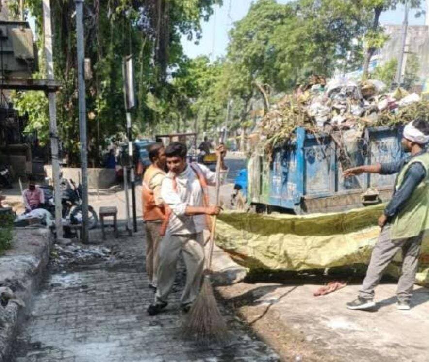 हड़ताल खत्म होते ही निगम ने साफ कराए शहर में लगे कचरे के ढेर
हड़ताल खत्म होने के बाद शहर से सैकड़ों टन कचरा किया साफ
कचरा उठान में लगे 22 ट्रैक्टर ट्रॉलियां, दो जेसीबी व चार लोडर
यमुनानगर। (राष्ट्रीय कदम) ब्यूरो: सफाई कर्मचारियों की हड़ताल के चलते बिगड़ी शहर की सफाई व्यवस्था को दोबारा पटरी पर लाने के लिए नगर निगम पूरी तरह एक्शन मोड में नजर आया। हड़ताल खत्म होते ही नगर निगम ने विशेष सफाई अभियान शुरू कर दिया। मेयर सुमन बहमनी और निगम आयुक्त महाबीर प्रसाद के निर्देशों पर निगम के चारों मुख्य सफाई निरीक्षक, सभी सफाई निरीक्षक, सैकड़ों सफाई कर्मचारी, 22 ट्रैक्टर ट्रॉलियां, चार डंपर, दो जेसीबी व चार लोडर सड़कों पर उतरे। शहर के अलग-अलग स्थानों पर लगे कचरे के ढेर साफ किए। वार्ड 1 से 7 तक में मुख्य सफाई निरीक्षक हरजीत सिंह, वार्ड 8 से 15 तक में मुख्य सफाई निरीक्षक गोविंद शर्मा और वार्ड 16 से 22 तक में मुख्य सफाई निरीक्षक अमित कांबोज के नेतृत्व में सफाई कर्मचारियों द्वारा सड़कों, गलियों, चौकों और सार्वजनिक स्थानों से कचरा साफ किया गया। इसके अलावा लोडर व जेसीबी की सहायता से कचरे के ढेर साफ किए गए। मेयर सुमन बहमनी ने अधिकारियों और कर्मचारियों को निर्देश दिए कि शहर की सफाई व्यवस्था को जल्द से जल्द पूरी तरह सामान्य किया जाए।
नगर निगम द्वारा शहर के रेलवे रोड, वर्कशॉप रोड, जगाधरी रोड, मॉडल टाउन समेत विभिन्न स्थानों पर लगे गंदगी के बड़े बड़े ढेर साफ किए। जेसीबी व लोडर की मदद से कचरा ट्रैक्टर ट्रॉलियों व डंपर में लोड कर कचरा प्लांट पहुंचाया। कचरे के ढेर साफ कराने के बाद बदबू मिटाने के लिए चूने का छिड़काव कराया गया।
मेयर सुमन बहमनी ने लोगों से अपील की कि वे खुले में कूड़ा न फेंके। उन्होंने कहा कि शहर को स्वच्छ और सुंदर बनाए रखने में हर नागरिक की जिम्मेदारी है। उन्होंने लोगों से अपील की कि नगर निगम की जो कूड़ा उठाने वाली गाड़ियां नियमित रूप से आती हैं, उसी में कूड़ा डालें और इधर-उधर कूड़ा फेंककर गंदगी न फैलाएं।
नगर निगम आयुक्त महाबीर प्रसाद ने बताया कि शहर के मुख्य बाजारों, सड़कों और संवेदनशील क्षेत्रों में विशेष टीमें लगाई गई हैं और अतिरिक्त मशीनरी की मदद से तेजी से कूड़ा उठाने का कार्य जारी है। आने वाले एक-दो दिनों में सफाई व्यवस्था पूरी तरह सामान्य कर दी जाएगी। आमजन से अपील है कि वे खुले में कचरा न डाले। अपने घर पर की सूखा व गीला कचरा अलग अलग एकत्रित करें और उसे डोर टू डोर आने वाले निगम के वाहन को दें।
--------------
हड़ताल खत्म करवाने में निगम आयुक्त की रही अहम भूमिका -
36 दिन से चल रही सफाई कर्मचारियों की हड़ताल खत्म कराने में यमुनानगर नगर निगम आयुक्त महाबीर प्रसाद की अहम भूमिका रही। नौ सितंबर को कर्मचारी नेता नरेश शास्त्री की यमुनानगर में निगम आयुक्त महाबीर प्रसाद से मुलाकात हुई थी। तब महाबीर प्रसाद ने सीवरेज के खाली पदों पर नियमित भर्ती का प्रस्ताव दिया। साथ ही नरेश शास्त्री की शहरी स्थानीय निकाय मंत्री विपुल गोयल से फोन पर बातचीत करवाई और 10 मितंबर को मंत्री व नरेश शास्त्री की नई दिल्ली में मुलाकात हुई।
इस मुलाकात में काफी हद तक सहमति बन गई थी। गोयल ने इस बारे में सीएम नायब सैनी से बातचीत की और 11 सितंबर को वार्ता के लिए बुला लिया गया। शुक्रवार को चंडीगढ़ में निकाय मंत्री विपुल गोयल और मंत्री कृष्ण कुमार बेदी के साथ कर्मचारी नेताओं की वार्ता हुई। देर शाम करीब चार बजे मुख्यमंत्री नायब सैनी से मुलाकात हुई। जिसमें विभिन्न मांगो पर सहमति बनी। बाद में विभाग के आयुक्त एवं सचिव अशोक कुमार मीणा ने सहमति के लिखित आदेश दिखाए। इसके बाद देर शाम मुख्यमंत्री और दोनों कर्मचारी यूनियनों ने हड़ताल खत्म करने की घोषणा कर दी।
