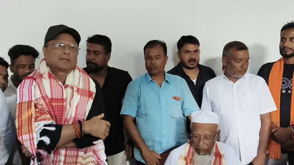 ভূৰাগাঁৱত নগাঁও লোকসভা সমষ্টিৰ উপ নিৰ্বাচনৰ বিজেপি দলৰ প্ৰাৰ্থী দেৱাশীষ শৰ্মা। ইছলামধৰ্মী লোকৰ ৰাজ্যিক পৰ্যায়ৰ ধৰ্মীয় গুৰু ছামছুল আলমক ভূৰাগাঁও মাৰ্কাজ মছজিদত লগ কৰি আৰ্শীবাদ লয়।