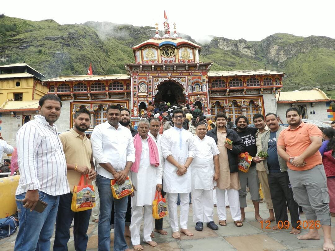 पूर्व मंत्री पंडित शिवचरण लाल शर्मा की पुण्यतिथि पर बद्रीनाथ में श्रद्धांजलि सभा, हवन और भंडारे का आयोजन
हरियाणा सरकार के पूर्व श्रम एवं रोजगार मंत्री स्वर्गीय पंडित शिवचरण लाल शर्मा की पुण्यतिथि के अवसर पर उत्तराखंड के बद्रीनाथ स्थित पंजाब एंड सिंध क्षेत्र धर्मशाला में श्रद्धांजलि सभा, हवन-यज्ञ और विशाल भंडारे का आयोजन किया गया। क्षेत्र में ‘बाबा’ के नाम से लोकप्रिय रहे पंडित शिवचरण लाल शर्मा को श्रद्धांजलि देने के लिए फरीदाबाद समेत हरियाणा के विभिन्न जिलों से नेता, सामाजिक संगठनों के प्रतिनिधि, समाजसेवी और समर्थक पहुंचे।
कार्यक्रम की शुरुआत वैदिक मंत्रोच्चार के बीच सामूहिक हवन-यज्ञ एवं शांति प्रार्थना से हुई। इसके बाद आयोजित श्रद्धांजलि सभा में उपस्थित लोगों ने स्वर्गीय पंडित शिवचरण लाल शर्मा के चित्र पर पुष्प अर्पित कर उन्हें नमन किया।
गरीबों और श्रमिकों की आवाज थे पंडित शिवचरण लाल शर्मा
श्रद्धांजलि सभा को संबोधित करते हुए वक्ताओं ने पंडित शिवचरण लाल शर्मा की सादगी, जनसेवा और राजनीतिक योगदान को याद किया। वक्ताओं ने कहा कि वह केवल एनआईटी फरीदाबाद विधानसभा क्षेत्र के नेता नहीं थे, बल्कि गरीबों, श्रमिकों और जरूरतमंद लोगों की मजबूत आवाज थे।
वक्ताओं के अनुसार, मंत्री रहते हुए उन्होंने श्रमिकों के कल्याण, उनके अधिकारों की रक्षा और एनआईटी क्षेत्र में विकास कार्यों को आगे बढ़ाने में महत्वपूर्ण भूमिका निभाई। उनका द्वार आम और खास सभी लोगों के लिए हमेशा खुला रहता था।
शर्मा परिवार ने अतिथियों का जताया आभार
इस अवसर पर एनआईटी के पूर्व विधायक पंडित नीरज शर्मा, फरीदाबाद नगर निगम के पूर्व वरिष्ठ उपमहापौर पंडित मुकेश शर्मा, समाजसेवी पंडित मुनेश शर्मा सहित शर्मा परिवार के सदस्यों ने कार्यक्रम में पहुंचे सभी अतिथियों और समर्थकों का आभार व्यक्त किया।
परिवार की ओर से कहा गया कि पंडित शिवचरण लाल शर्मा का संपूर्ण जीवन जनसेवा, सामाजिक भाईचारे और क्षेत्र के विकास को समर्पित रहा। उनके दिखाए सेवा और समर्पण के मार्ग पर चलना ही उनके प्रति सच्ची श्रद्धांजलि होगी।
विशाल भंडारे में श्रद्धालुओं ने ग्रहण किया प्रसाद
श्रद्धांजलि सभा और धार्मिक अनुष्ठान के बाद विशाल भंडारे का आयोजन किया गया। इसमें बद्रीनाथ दर्शन करने आए श्रद्धालुओं के साथ फरीदाबाद और हरियाणा के विभिन्न क्षेत्रों से पहुंचे समर्थकों ने प्रसाद ग्रहण किया।