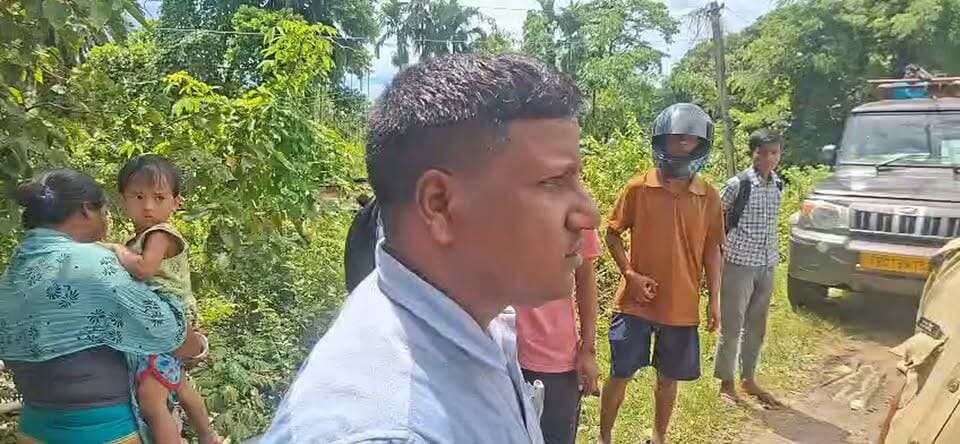 দীর্ঘ ৪ বছরেও মেটেনি পানীয় জলের সংকট, আসাম–আগরতলা সড়ক অবরোধে ২৪ পরিবার