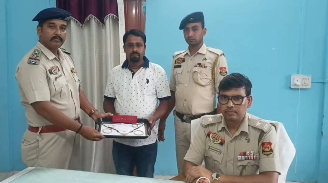 হারিয়ে যাওয়া স্বর্ণালংকার উদ্ধার, প্রকৃত মালিক নির্ঝন দেবনাথের হাতে তুলে দেওয়া হবে
চলতি মাসের ১ তারিখ হারিয়ে যাওয়া স্বর্ণের জিনিসপত্র উদ্ধার করা হয়েছে। উদ্ধারকৃত স্বর্ণালংকারের প্রকৃত মালিক হিসেবে নির্ঝন দেবনাথের নাম জানা গেছে। আইনানুগ প্রক্রিয়া সম্পন্ন করে উদ্ধার হওয়া সামগ্রী NCC থানার পক্ষ থেকে প্রকৃত মালিকের হাতে হস্তান্তর করা হবে বলে জানা গেছে।