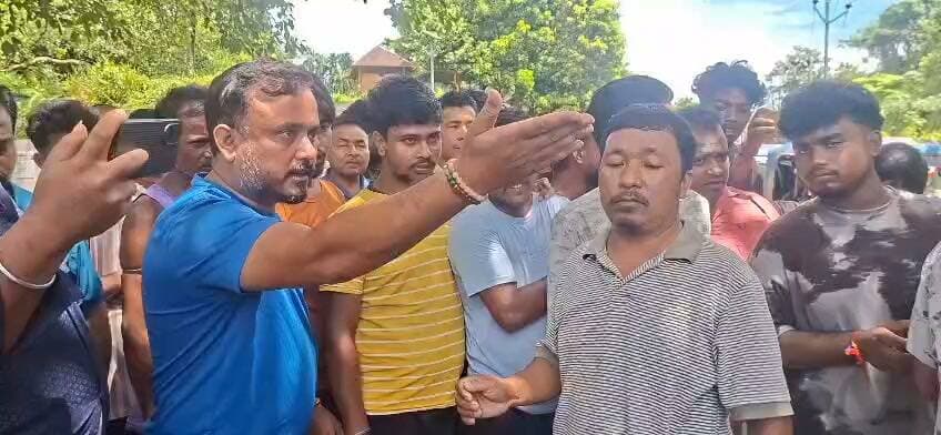 ২৪ পরিবারের পানীয় জল কোথায়? চার বছরের বঞ্চনার প্রতিবাদে সড়কে দেবপাড়ার মানুষ
