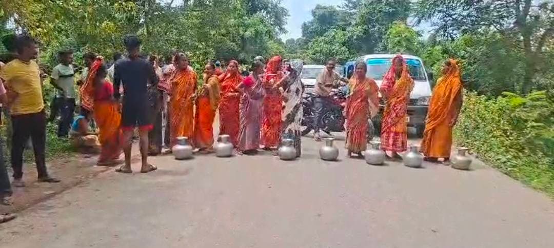 চার বছরেও মেলেনি পানীয় জল, ক্ষোভে ফুঁসছেন দেবপাড়ার ২৪ পরিবার—আসাম–আগরতলা সড়ক অবরোধ