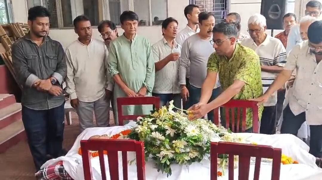 রাজ্যের প্রাক্তন বিধায়ক তাপস দে প্রয়াত হয়েছেন ৮২ বছর বয়সে, আগরতলা প্রেস ক্লাবে শেষ শ্রদ্ধা জানানো হয়।
উপস্থিত ছিলেন আগরতলা প্রেস ক্লাবের সভাপতি প্রনব সরকার, আগরতলা প্রেস ক্লাবের প্রাক্তন সভাপতি তথা সুবল কুমার দে সহ বিশিষ্ট সাংবাদিক রা।