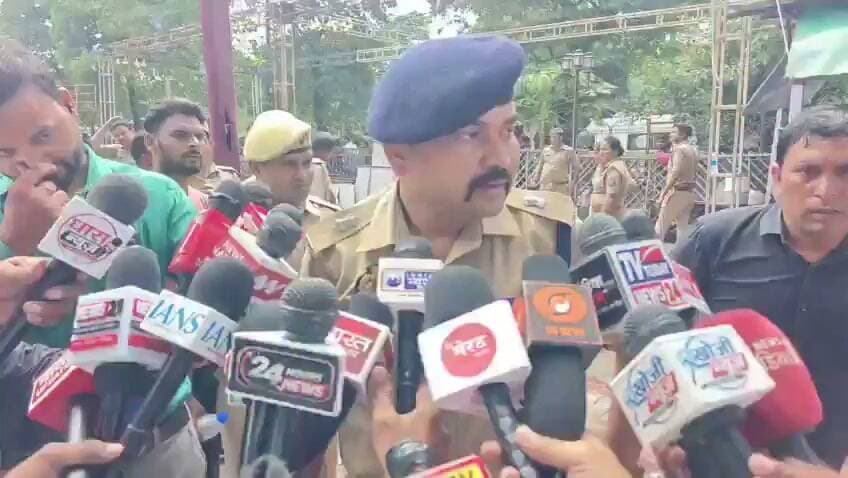 #मेरठ:थाना के परतापुर थाना क्षेत्र स्थित एक होटल में आग लग गई इस आग को बुझाने में काफी प्रयास करने पड़े मेरठ जिले के कई थानों की पुलिस फोर्स और फायर ब्रिगेड की गाड़ियां मौके पर पहुंची और आग पर काबू पाया गया,एसपी सिटी विनायक गोपाल भोंसले ।
#meerutnews