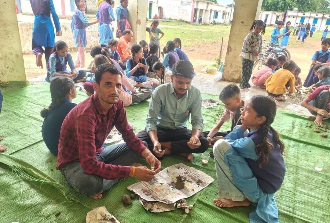 माटी गणेश सिद्ध गणेश अभियान के अंतर्गत किशुनगंज में एक दिवसीय प्रशिक्षण संपन्न
==
पर्यावरण शुद्धता का संदेश लेकर बच्चों ने सीखा मिट्टी से गणेश प्रतिमा बनाना
===
मध्यप्रदेश जन अभियान परिषद एवं नर्मदा समग्र के संयुक्त अभियान "पर्यावरण शुद्धता का संदेश- माटी गणेश सिद्ध गणेश" के अंतर्गत विकासखंड पथरिया के किशुनगंज सेक्टर में नवांकुर संस्था नेहरू युवा नव जागृति नव युवक मंडल समिति, बांसा कलां पथरिया द्वारा ग्राम पंचायत किशुनगंज स्थित शासकीय प्राथमिक एवं माध्यमिक विद्यालय में माटी गणेश सिद्ध गणेश अभियान अंतर्गत एक दिवसीय प्रशिक्षण कार्यक्रम आयोजित किया गया।