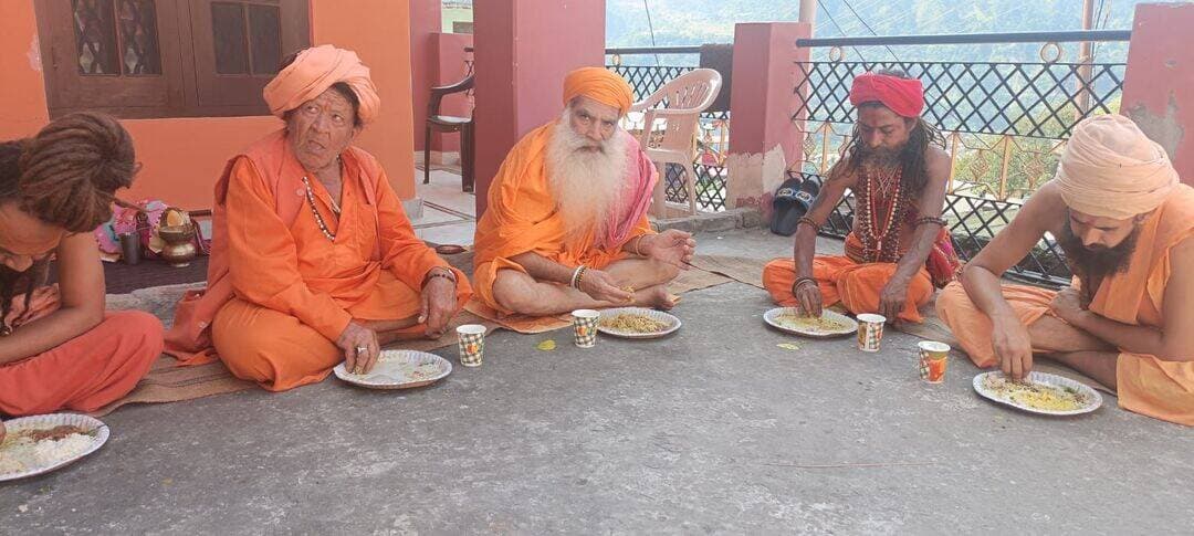 दशनाम अखाड़ा चंबा में मणिमहेश छड़ी यात्रा से पहले संत लोग भंडारा ग्रहण करते हुए