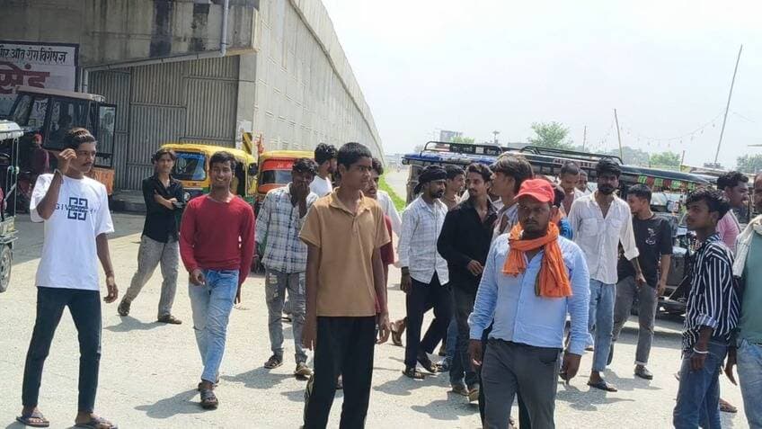 ई रिक्शा चालकों से रंगदारी व मारपीट का आरोप में चालकों का प्रदर्शन....