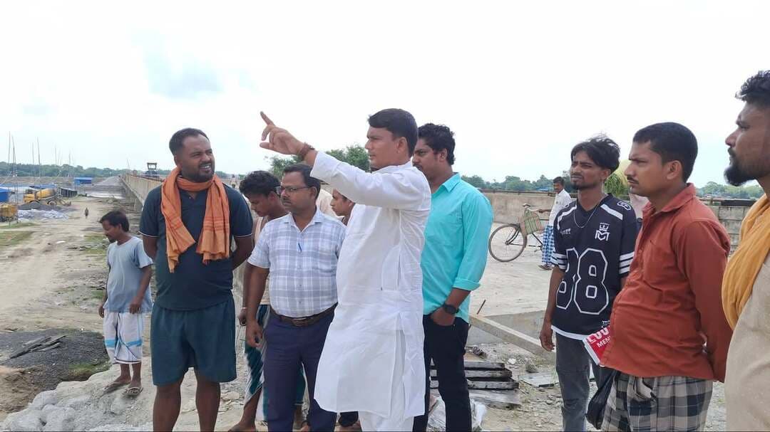 दो महीने में निशन्द्रा-असुरा पुल से आवागमन शुरू
निशन्द्रा-असुरा पुल निर्माण कार्य का जायजा लेने इंजीनियर संजय कुमार व जिला परिषद प्रतिनिधि इमरान आलम साइट पर पहुंचे। पुल पर वेयरिंग कोट का कार्य जारी है। विभाग के अनुसार शेष कार्य दो महीने में पूरा कर आवागमन शुरू कर दिया जाएगा।