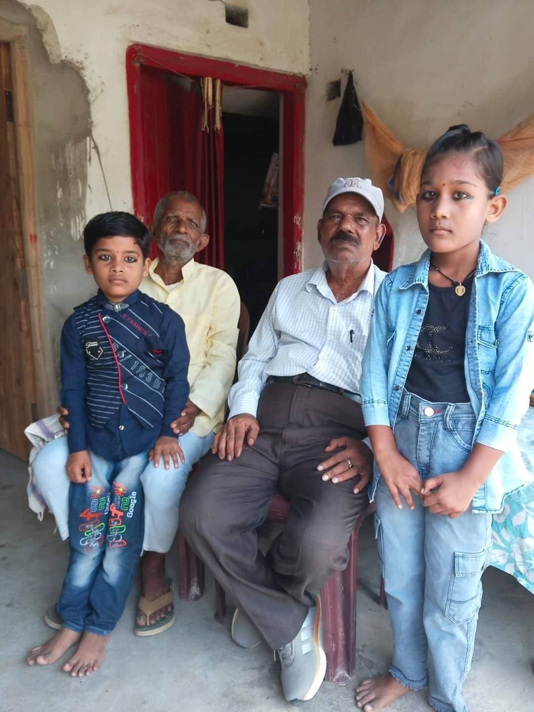 मेरा भगवान पिता श्री महादेव यादव,बड़े मामा जी सुरेन्द्र यादव और दोनों लाडली पुत्री किरण यादव और विष्णु प्रिया .....