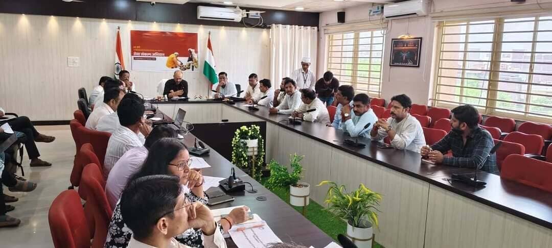 जनप्रतिनिधियों के समन्वित सहयोग से अभियान के तहत आयोजित की जायेगी गतिविधियां-कलेक्टर
कलेक्टर श्री साकेत मालवीय की अध्यक्षता में सेवा संकल्प अभियान को लेकर जनप्रतिनिधियों के साथ बैठक आयोजित
--
कलेक्टर श्री साकेत मालवीय की अध्यक्षता में शनिवार को कलेक्ट्रेट सभाकक्ष में जिले में 17 सितम्बर से 17 अक्टूबर 2026 तक संचालित होने वाले सेवा संकल्प अभियान के संबंध में जिले के जनप्रतिनिधियों के साथ बैठक आयोजित की गई। बैठक में गूगल मीट से मुंगावली विधायक श्री बृजेन्द्र सिंह यादव,भाजपा जिला अध्यक्ष श्री आलोक तिवारी,मुख्य कार्यपालन अधिकारी जिला पंचायत श्री राजेश जैन,अपर कलेक्टर श्री डी.एन.सिंह,अतिरिक्त पुलिस अधीक्षक श्री अंतर सिंह कनेश सहित जनप्रतिनिधिगण एवं वुर्चअल रूप से समस्त एसडीएम,सीईओ जनपद पंचायत,सीएमओ तथा जनप्रतिनिधिगण उपस्थित रहे।
बैठक में कलेक्टर श्री मालवीय ने कहा कि सेवा संकल्प अभियान में जनप्रतिनिधियों के समन्वित सहयोग से गतिविधियां आयोजित की जायेगी। इस अभियान में जनप्रतिनिधियों की महत्वपूर्ण भूमिका रहेगी। उन्होंने बैठक में उपस्थित जनप्रतिनिधियों से अभियान के संचालन हेतु जिले की कार्ययोजना हेतु सुझाव चाहे गये। बैठक में सेवा संकल्प अभियान के उद्देश्यों, क्रियान्वयन तथा जिले में अभियान के प्रभावी संचालन को लेकर विस्तृत चर्चा की गई।
बैठक में कलेक्टर श्री मालवीय ने जिले में अभियान के तहत 17 सितम्बर से 17 अक्टूबर तक आयोजित होने वाली विभिन्न गतिविधियों की विस्तार से जानकारी दी। उन्होंने बताया कि अभियान के दौरान सेवा, स्वच्छता, सामाजिक सहभागिता, हितग्राही कल्याण, युवा नवाचार एवं नागरिक दायित्व से जुड़ी गतिविधियां आयोजित की जाएंगी। साथ ही पात्र हितग्राहियों को शासन की योजनाओं का लाभ दिलाने समाज में आये बदलाव की जानकारी जनसामान्य तक पहुंचाने के बारे में जानकारी दी।
बैठक में जिला अध्यक्ष श्री आलोक तिवारी ने कहा कि प्रत्येक हितग्राही, मतदान केंद्र एवं सार्वजनिक स्थलों पर ‘आशीर्वाद की दिया’ के तहत की गई तैयारियों को प्रशासन के साथ समन्वय स्थापित कर सफल बनाया जाए।साथ ही उन्होंने कहा कि रक्तदान शिविर,स्वास्थ्य कैंप सहित अन्य कार्यक्रम आयोजित किये जाएगें। उन्होंने अभियान को प्रभावी रूप से क्रियान्वित करना हम सभी की जिम्मेदारी है। इस जिम्मेदारी का निर्वहन पूरी निष्ठा और समर्पण के साथ किया जाएगा।
बैठक में कलेक्टर ने अभियान के 13 बिन्दुओं आशीर्वाद का दिया, (17 सितंबर को सामूहिक दीप प्रज्वलन),बच्चों के सपनों का भारत (चित्रांकन व अन्य गतिविधियाँ),नमो सेवा गाथा, नुक्कड़ नाटक प्रस्तुति,आंगन का महोत्सव / आंगन मिलन सेवा (आंगनबाड़ी केंद्रों पर कार्यक्रम),कहानी बदलाव की,विकसित भारत संकल्प यात्रा, सेवा ज्योति यात्रा,सेवा मेरा योगदान (रक्तदान, स्वास्थ्य परीक्षण, स्वच्छता व पौधारोपण आदि)सेवा सेतु अभियान (योजनाओं का लाभ और जन-सम्पर्क),सरकार आपके द्वार, सरकार आपके द्वार,राष्ट्रीय इनोवेशन चैलेंज (युवाओं और स्टार्टअप के लिए),जनसेवा महाकुंभ - पंचायत से पार्लियामेंट (17 अक्टूबर को भव्य समापन व जनप्रतिनिधि समागम) होगें।
#ashoknagar
