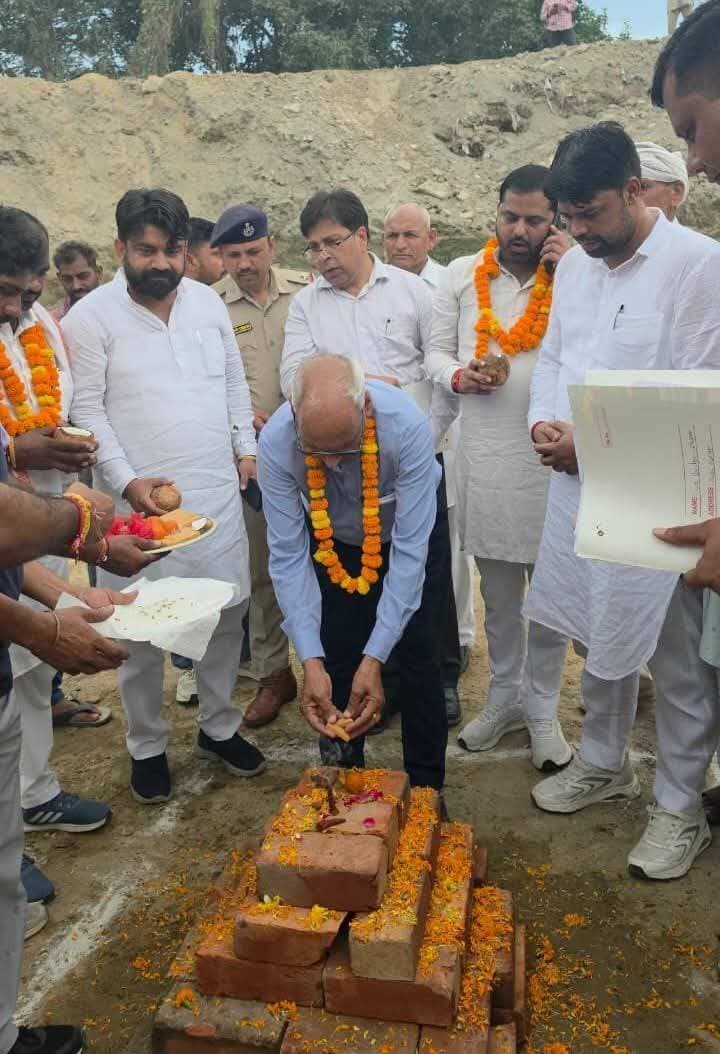 Ram Kumar Kashyap - MLA Indri ने गांव संगोहा में बनने वाले पुल के निर्माण कार्य का किया शुभारम्भ
इन्द्री अत्री।। विधायक एवं गवर्नमेंट चीफ व्हिप रामकुमार कश्यप ने शुक्रवार को गांव संगोहा में 2.03 करोड़ रुपये की लागत से बनने वाले पुल के निर्माण कार्य का शुभारम्भ किया। इस पुल की चौडाई 24.60 तथा लम्बाई 80 फुट के लगभग रहेगी। पुल का निर्माण कार्य 30 नवम्बर तक पूरा कर लिया जाएगा। इस दौरान उन्होंने संबंधित अधिकारियों को निर्देश दिए कि वे इस पुल का निर्माण समयबद्ध तरीके से पूरा करने के साथ उनकी गुणवत्ता का भी पूरा ध्यान रखा जाए, ताकि आमजन को इसका लाभ समय पर मिल सके । विधायक एवं गवर्नमेंट चीफ व्हीप रामकुमार कश्यप ने इस कार्य लिये मुख्यमंत्री नायब सिंह सैनी व केन्द्रीय मंत्री मनोहर लाल का आभार व्यक्त किया। विधायक ने कहा कि पुल के बनने से गांव संगोहा के अलावा संगोही, चुरनी, रम्बा, कमालपुर रोड़ान, बड़ा गांव, माखू माजरा व अन्य गांवों के लोगों को सुविधाजनक आवागमन उपलब्ध होगा। उन्होंने कहा कि पुल व सडके किसी भी क्षेत्र के विकास की धूरी होती हैं। बेहतर कनेक्टिविटी से न केवल आवागमन सुगम होता है, बल्कि आर्थिक और सामाजिक विकास के नए मार्ग भी खुलते हैं। प्रदेश सरकार का लक्ष्य गांवों में भी शहरों जैसी अत्याधुनिक सुविधाएं प्रदान करना है, जिस पर लगातार काम किया जा रहा है। विधायक रामकुमार कश्यप ने कहा कि प्रदेश सरकार ग्रामीण क्षेत्रों के विकास के लिए प्रतिबद्ध है। प्रदेश सरकार का लक्ष्य है कि प्रदेश का हर नागरिक सशक्त हो और उसे मूलभूत सुविधाएं आसानी से उपलब्ध हों। सरकार की विकास नीति का मूल मंत्र सबका साथ, सबका विकास है और इसी विजन पर कार्य करते हुए बिना किसी भेदभाव के हर क्षेत्र में समग्र विकास सुनिश्चित किया जा रहा है। प्रदेश में सरकार द्वारा सभी विधानसभा क्षेत्रों में भवनों, पुलों के निर्माण, सडक़ों के नव-निर्माण एवं मरम्मत के कार्यों की ओर विशेष ध्यान दिया जा रहा है। इस मौके पर सिंचाई विभाग के कार्यकारी अभियंता मनोज कुमार, चेयरमैन दीपक सैनी, मंडल अध्यक्ष जोनी शर्मा, सरपंच प्रतिनिधि हंसराज, रामपाल जोगी, सुरेन्द्र सैनी पूर्व सरपंच, सुजान सिंह, अमित कश्यप, पुलकित, रामेश्वर, अक्षय रींडल, राकेश कश्यप, जयपाल कश्यप सहित अन्य गणमान्य लोग मौजूद रहे।