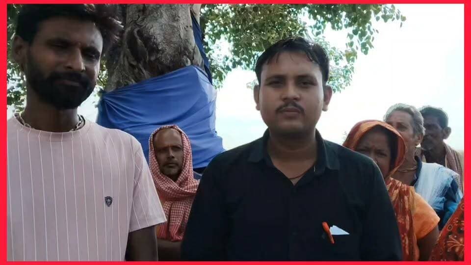 मोहनपुर ग्रंट नंबर-03 की बंगाली कॉलोनी में जलभराव से बाढ़ जैसे हालात, ग्रामीणों ने राहत व निकासी की मांग उठाई
मोहम्मदी, खीरी। पसगंवा विकासखंड के ग्राम मोहनपुर ग्रंट नंबर-03 स्थित बंगाली कॉलोनी में लगातार हुई बारिश के बाद गंभीर जलभराव की स्थिति उत्पन्न हो गई है। नहर की पटरी पर बसे इस गांव में कई स्थानों पर कमर तक पानी भर गया है, जिससे ग्रामीणों का जनजीवन प्रभावित हो गया है।
ग्रामीणों के अनुसार गांव के जल निकास की व्यवस्था नहर के नीचे से गुजरने वाले सात पाइपों (साइफन प्रणाली) के माध्यम से रंजीतपुर की ओर की गई है, लेकिन पाइपों में गंदगी और अवरोध जमा होने से पानी का बहाव अत्यंत धीमा हो गया है। इसके कारण बारिश का पानी गांव में ही जमा हो रहा है।
जलभराव के चलते गांव में सांप, बिच्छू समेत अन्य विषैले जीव-जंतु दिखाई देने लगे हैं, जिससे ग्रामीणों में भय और स्वास्थ्य संबंधी चिंताएं बढ़ गई हैं। दूषित पानी से संक्रामक रोग फैलने की आशंका भी जताई जा रही है।
ग्रामीणों ने प्रशासन से मांग की है कि साइफन पाइपों की तत्काल सफाई कराकर जल निकासी सुचारु कराई जाए तथा प्रभावित परिवारों को आवश्यक राहत सामग्री और स्वास्थ्य सुविधाएं उपलब्ध कराई जाएं।
स्थानीय लोगों का कहना है कि यदि शीघ्र समाधान नहीं किया गया तो स्थिति और गंभीर हो सकती है। प्रशासनिक अधिकारियों से मौके का निरीक्षण कर आवश्यक कदम उठाने की मांग की जा रही है।
Gaurav Kumar जिला DM Lakhimpur Kheri @cdokheri Lokendra Pratap Singh
DrVp Singh Romi Sahni Atul Rastogi