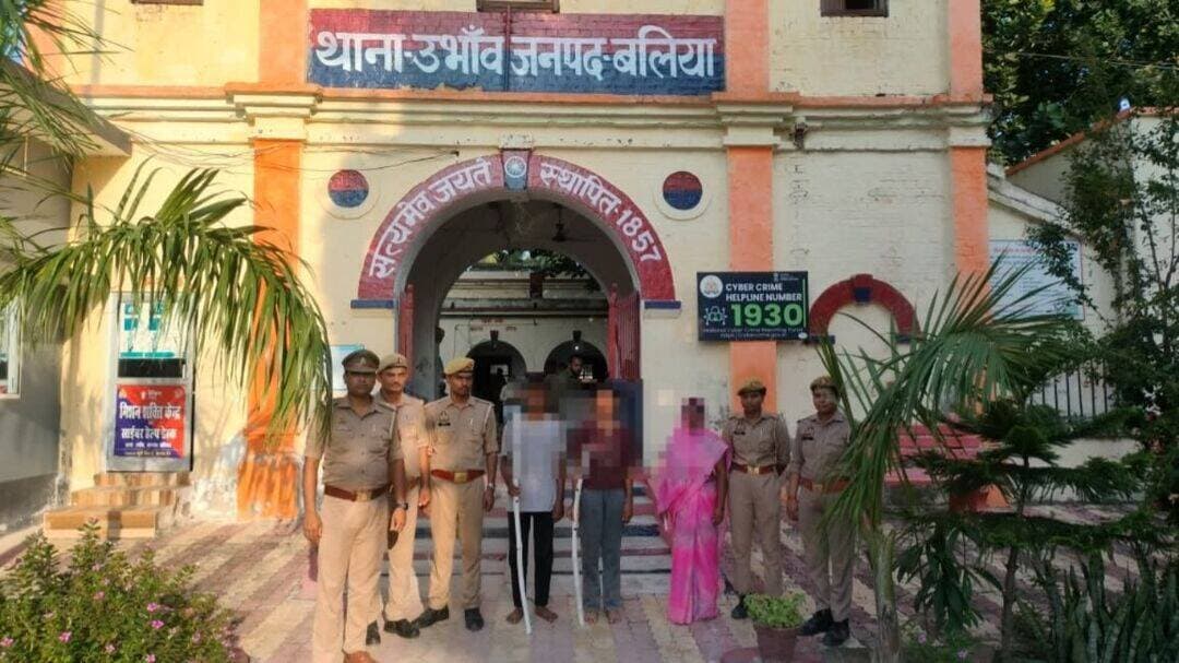 *थाना उभाव जनपद बलिया की पुलिस द्वारा हत्या से सम्बन्धित 03 नफर अभियुक्त/अभियुक्ता को गिरफ्तार कर, उनके कब्जे/निशानदेही पर घटना में प्रयुक्त 01 अदद चाकू व 02 अदद बांस का डण्डा बरामद।*
*श्रीमान् पुलिस अधीक्षक महोदय बलिया श्री ओमवीर सिंह* के कुशल निर्देशन में अपराध एवं अपराधियों के विरुद्ध चलाये जा रहे अभियान के क्रम में श्रीमान् अपर पुलिस अधीक्षक महोदय श्री दिनेश कुमार शुक्ला के पर्यवेक्षण व क्षेत्राधिकारी रसडा महोदय श्री रजनीश कुमार के कुशल नेतृत्व में थाना उभांव पुलिस को मिली सफलता ।
उल्लेखनीय है कि दिनांक 11.09.2026 को थाना स्थानीय पर वादिनी मुकदमा द्वारा तहरीर दिया गया कि दिनांक-10.09.2026 को समय करीब 9.20 बजे रात में प्रतिवादीगण 1.रामकरन सिंह पुत्र गिरीश चन्द्र सिंह 2.गिरीश चन्द्र सिंह पुत्र स्व0 श्रीकान्त सिंह 3.सूरज सिंह पुत्र गिरीश चन्द्र सिंह 4.खुशी पुत्री गिरीश चन्द्र सिंह 5.शीला सिंह पत्नी गिरीश चन्द्र सिंह निवासीगण दोथ सोनाडीह थाना उभांव जनपद बलिया के द्वारा वादिनी के पिता व चाचा को गाली गुप्ता देते हुए चाकू व लाठी डण्डा से मारकर लहुलुहान कर देना बीच बचाव करने के लिए गयी वादिनी व उसकी बहन को मारना पीटना व जान से मारने की धमकी देने व मारपीट के दौरान घायल वादिनी के पिता अमरेश बहादुर सिंह की मृत्यु हो जाने तथा वादिनी के चाचा का बीएचयू ट्रामा सेन्टर में इलाज होने के सम्बन्ध में थाना स्थानीय पर मु0अ0सं0 206/2026 धारा 103(1),109(1), 191(2),191(3),115(2),352, 351(3) बीएनएस पंजीकृत होकर विवेचनात्मक कार्यवाही के क्रम में
थाना उभांव पुलिस टीम के प्र0नि0 दिनेश पाठक मय हमराह के देखभाल क्षेत्र तलाश अभियुक्त सम्बन्धित मुकदमा उपरोक्त में मामूर थे कि मुखबिरी सूचना के आधार पर *अभियुक्त/अभियुक्तागण 1.खुशी पुत्री गिरीश चन्द्र सिंह निवासी दोथ सोनाडीह थाना उभांव जनपद बलिया 2. शीला सिंह पत्नी गिरीश चन्द्र सिंह निवासी दोथ सोनाडीह थाना उभांव जनपद बलिया 3. सूरज सिंह पुत्र गिरीश चन्द्र सिंह निवासी दोथ थाना उभांव जनपद बलिया* को पुलिस हिरासत में लिया गया । अभियुक्तगण की निशानदेही पर घटना में प्रयुक्त आलाकत्ल 01 अदद चाकू व 02 अदद बांस का डण्डा की बरामदगी हुई। साक्ष्य संकलन से धारा 4/25 आयुध अधि व 3(5) बीएनएस की बढोत्तरी की गयी। विधिक कार्यवाही करते हुए अभियुक्तगणों को मा0 न्यायालय बलिया भेजा गया ।
*पंजीकृत अभियोग*
1. मु0अ0सं0 206/26 धारा 103(1),109(1), 191(2),191(3),115(2),352, 351(3),3(5) बीएनएस व बढ़ोत्तरी धारा 4/25 आयुध अधि0 थाना उभांव बलिया
*बरामदगी विवरण-*
01 अदद चाकू व 02 अदद बांस का डण्डा
*गिरफ्तार अभियुक्त/अभियुक्तागण का नाम व पता-*
1.खुशी पुत्री गिरीश चन्द्र सिंह निवासी दोथ सोनाडीह थाना उभांव जनपद बलिया
2. शीला सिंह पत्नी गिरीश चन्द्र सिंह निवासी दोथ सोनाडीह थाना उभांव जनपद बलिया
3. सूरज सिंह पुत्र गिरीश चन्द्र सिंह निवासी दोथ थाना उभांव जनपद बलिया
* गिरफ्तारी करने वाली पुलिस टीम-*
1. प्र0नि0 दिनेश पाठक थाना उभांव जनपद बलिया
2. उ0नि0 शकील अहमद थाना उभांव जनपद बलिया
3. का0 दुर्गेश कुमार थाना उभांव जनपद बलिया
4. का0 मो0 अरशद थाना उभांव जनपद बलिया
5. ह0 जितेन्द्र मौर्या थाना उभांव जनपद बलिया
6. का0 विक्रम सिंह थाना उभांव जनपद बलिया
7. का0 श्रीकृष्णा प्रजापति थाना उभाँव बलिया
8. म0का0 रुमा थाना उभांव जनपद बलिया
9. म0का0 आयुषी मिश्रा थाना उभांव जनपद बलिया
*सोशल मीडिया सेल*
*बलिया पुलिस*