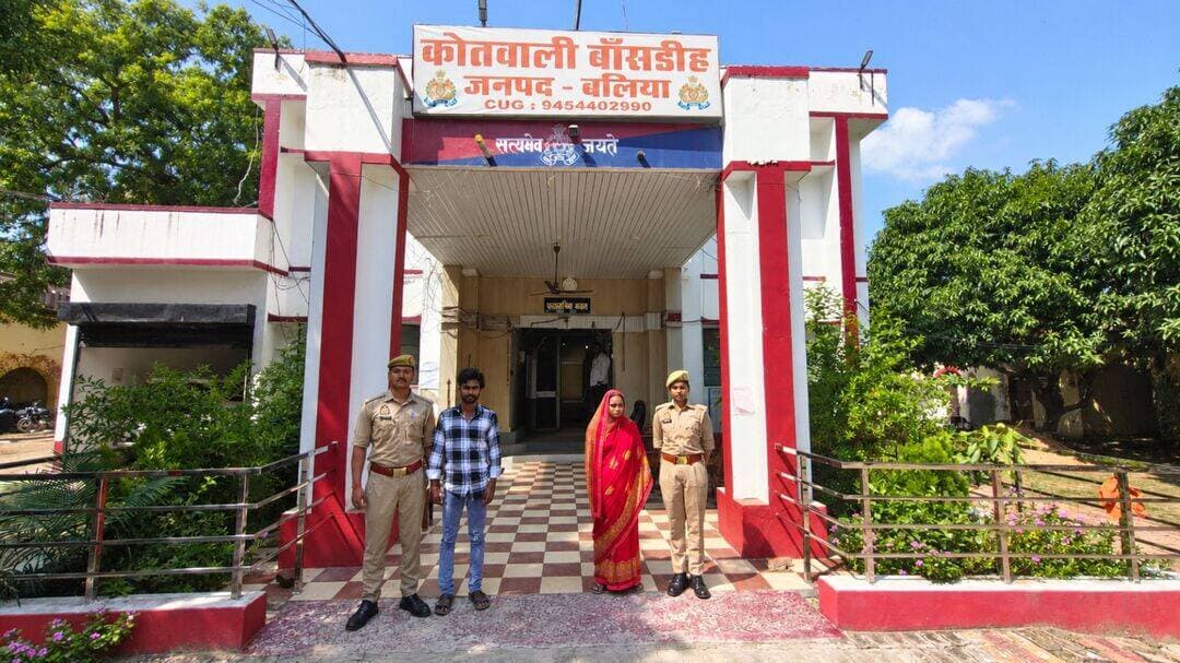 *थाना बांसडीह जनपद बलिया पुलिस टीम द्वारा हत्या के प्रयास से सम्बन्धित 02 नफर अभियुक्त को गिरफ्तार कर 01 नफर बाल अपचारी को पुलिस अभिरक्षा में लिया गया, अभियुक्तों के कब्जे/निशानदेही पर घटना में प्रयुक्त 01 अदद दांव को किया गया बरामद ।*
*श्रीमान् पुलिस अधीक्षक महोदय बलिया श्री ओमवीर सिंह* के निर्देशन में अपराध एवं अपराधियों/वांछित अभियुक्तों/वारण्टीयों के विरुद्ध चलाये जा रहे धर पकड़ के सघन अभियान के तहत श्रीमान् अपर पुलिस अधीक्षक (उत्तरी) श्री दिनेश कुमार शुक्ला महोदय के निकट पर्यवेक्षण व श्रीमान क्षेत्राधिकारी बांसडीह श्री जयशंकर मिश्र के कुशल नेतृत्व में थाना बांसडीह पुलिस टीम को मिली सफलता।
उल्लेखनीय है कि दिनांक 11.09.2026 को थाना स्थानीय पर वादिनी मुकदमा से प्राप्त तहरीर के आधार पर मु0अ0सं0 283/2026 धारा 109(1), 115(2), 352 बीएनएस पंजीकृत किया गया था । इसी क्रम में आज दिनांक 12.09.2026 को उ0नि0 श्री सूरज पटेल मय हमराह द्वारा देखभाल क्षेत्र, चेकिंग संदिग्ध व्यक्ति/वाहन रोकथाम जुर्म जरायम व तलाश वांछित अभियुक्त में मामूर थे, कि मुखबिर की सूचना के आधार पर मुकदमा उपरोक्त से संबंधित 02 नफर वांछित *अभियुक्त 1.ममता राजभर पत्नी मनोज राजभर उम्र करीब 45 वर्ष 2. नागेश कुमार राजभऱ पुत्र मनोज राजभऱ उम्र करीब 20 वर्ष निवासीगण सैदपुरा थाना बांसडीह जनपद बलिया* को घोघाचट्टी से सुबह समय 03.15 बजे गिरफ्तार किया गया व *01 नफर बाल अपचारी* को पुलिस अभिरक्षा में लिया गया । अभियुक्तों की निशानदेही पर घटना में प्रयुक्त 01 अदद दांव को बरामद किया गया । गिरफ्तार अभियुक्तगण व बालअपचारी के विरूद्ध थाना स्थानीय द्वारा विधिक कार्यवाही पूर्ण कर मा0 न्यायालय भेजा गया है ।
*संबंधित अभियोग-*
1. मु0अ0सं0 283/2026 धारा 109(1), 115(2), 352 बीएनएस थाना बांसडीह बलिया
*बरामदगी का विवरण*
1. घटना में प्रयुक्त एक अदद दाँव
*गिरफ्तार अभियुक्त का नाम व पता–*
1. ममता राजभर पत्नी मनोज राजभर उम्र करीब 45 वर्ष निवासी सैदपुरा थाना बांसडीह जनपद बलिया ।
2. नागेश कुमार राजभऱ पुत्र मनोज राजभऱ उम्र करीब 20 वर्ष निवासी सैदपुरा थाना बांसडीह जनपद बलिया ।
3. 01 नफर बाल अपचारी
*गिरफ्तार करने वाली पुलिस टीमः-*
1. उ0नि0 सूरज पटेल थाना बांसडीह जनपद बलिया
2. का0 नारद साहनी थाना बांसडीह जनपद बलिया
3. का0 आनन्द मोहन पटेल थाना बांसडीह जनपद बलिया
4. का0 हरिश्चन्द्र थाना बांसडीह जनपद बलिया
5. का0 गोविन्द कसौधन थाना बांसडीह जनपद बलिया
6. म0का0 तृप्ति सिंह थाना बांसडीह जनपद बलिया
7. म0का0 पूजा गोड़ थाना बांसडीह जनपद बलिया
*सोशल मीडिया सेल*
*बलिया पुलिस*