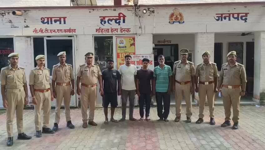 *थाना हल्दी जनपद बलिया पुलिस द्वारा हत्या के प्रयास से सम्बन्धित 04 नफर वांछित अभियुक्त को गिरफ्तार कर 01 नफर बाल अपचारी को पुलिस अभिरक्षा में लिया गया।*
*अभियुक्तों के कब्जे/निशानदेही पर घटना में प्रयुक्त 03 अदद लकडी के डण्डे व 01 अदद लोहे की पाइप को किया गया बरामद ।*
*श्रीमान् पुलिस अधीक्षक महोदय जनपद बलिया श्री ओमवीर सिंह* के कुशल निर्देशन में अपराध एवं अपराधियों के विरुद्ध चलाये जा रहे अभियान के क्रम में श्रीमान् अपर पुलिस अधीक्षक (दक्षिणी) श्री संजय वर्मा के निकट पर्यवेक्षण व श्रीमान् क्षेत्राधिकारी बैरिया श्री आलोक गुप्ता के कुशल मार्गदर्शन व थानाध्यक्ष हल्दी श्री राजू कुमार के नेतृत्व में थाना हल्दी पुलिस टीम को मिली सफलता।
उल्लेखनीय है कि दिनांक 11.09.2026 को थाना हल्दी पुलिस टीम के उ0नि0 श्री सुधीर चौहान, उ0नि0 श्री अरविन्द कुमार सिंह व उ0नि0 श्री सुभाष चन्द्र मय हमराह देखभाल क्षेत्र, चेकिंग संदिग्ध व्यक्ति/वाहन रोकथाम जुर्म जरायम व तलाश वांछित अभियुक्त हेतु मामूर थे कि मुखबिर की सूचना पर थाना स्थानीय पर पंजीकृत मु0अ0सं0- 155/2026 धारा 3(5),191(3),109(1),115(2),352, 351(3) बीएनएस से सम्बन्धित वांछित *अभियुक्तगण 1. तूफानी पुत्र रामजी, निवासी ग्राम बहादुरपुर थाना हल्दी जनपद बलिया, 2. शेरू उर्फ अरविन्द पुत्र रामजी, निवासी ग्राम बहादुरपुर थाना हल्दी जनपद बलिया 3. आनन्द कुमार पुत्र सुभाष चन्द्र रजक, निवासी ग्राम बहादुरपुर थाना हल्दी जनपद बलिया व 01 नफर बाल अपचारी* को ग्राम पिंडारी रोड पर आरा मशीन एवं ग्रीन फील्ड के मध्य से कल दिनांक 11.09.2026 को समय 22.15 बजे गिरफ्तार/पुलिस अभिरक्षा में लिया गया। तथा आज दिनांक 12.09.2026 को उ0नि0 श्री सुधीर चौहान मय हमराह गिरफ्तार शुदा अभियुक्तों की निशानदेही पर घटना में प्रयुक्त आलाजुर्म की बरामदगी हेतु बताए हुए स्थान पर मामूर थे कि मुखबिर की सूचना पर मुकदमा उपरोक्त से सम्बन्धित वांछित 01 अन्य *अभियुक्त 4. विजय प्रताप पुत्र सुभाष चन्द्र रजक निवासी बहादुरपुर थाना हल्दी जनपद बलिया* को सीताकुण्ड से चैनछपरा जाने वाले मार्ग से समय 13.30 बजे गिरफ्तार कर अभियुक्तों की निशानदेही पर घटना में प्रयुक्त 03 अदद लकडी के डण्डे व 01 अदद लोहे की पाइप को बरामद किया गया । गिरफ्तारशुदा अभियुक्तगण/बाल अपचारी उपरोक्त के विरुद्ध थाना स्थानीय पर नियमानुसार आवश्यक विधिक कार्यवाही पूर्ण करते हुए मा0 न्यायालय भेजा गया।
*संबंधित अभियोगः-*
1. मु0अ0सं0- 155/2026 धारा 3(5),191(3),109(1),115(2), 352, 351(3) BNS थाना हल्दी जनपद बलिया।
*गिरफ्तार अभियुक्तों का नाम व पताः-*
1. तूफानी पुत्र रामजी, निवासी ग्राम बहादुरपुर थाना हल्दी जनपद बलिया उम्र करीब 45 वर्ष
2. शेरू उर्फ अरविन्द पुत्र रामजी निवासी ग्राम बहादुरपुर थाना हल्दी जनपद बलिया उम्र करीब 36 वर्ष
3. आनन्द कुमार पुत्र सुभाष चन्द्र रजक निवासी ग्राम बहादुरपुर थाना हल्दी जनपद बलिया उम्र करीब 19 वर्ष
4. विजय प्रताप पुत्र सुभाष चन्द्र रजक निवासी ग्राम बहादुरपुर थाना हल्दी जनपद बलिया उम्र करीब 29 वर्ष
5. 01 बाल अपचारी
*गिरफ्तार करने वाली पुलिस टीमः-*
1.उ0नि0 श्री सुधीर चौहान थाना- हल्दी, बलिया
2.उ0नि0 श्री अरविन्द कुमार सिंह थाना हल्दी बलिया
3.उ0नि0 श्री सुभाष चन्द्र यादव थाना हल्दी, बलिया
4.हे0का0 ध्रुवराज मौर्य थाना हल्दी बलिया
5.हे0का0 योगेन्द्र यादव थाना हल्दी बलिया
6.हे0का0 प्रदीप यादव थाना हल्दी बलिया
7.का0 त्रिभुवन सिंह थाना हल्दी बलिया
8.का0 अनूप चौधरी थाना हल्दी, बलिया
9.म0का0 कल्याणी चतुर्वेदी थाना हल्दी बलिया
*सोशल मीडिया सेल*
*बलिया पुलिस*