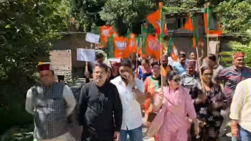#banjar बंजार भाजपा मंडल द्वारा तीर्थन घाटी की अनदेखी के खिलाफ गुशैनी में जोरदार प्रदर्शन
विधायक सुरेंद्र शौरी ने कांग्रेस सरकार पर केंद्रीय बजट के दुरुपयोग का लगाया आरोप।
देसी चैनल देवभूमि कुल्लू देसी चैनल कुल्लू देसी चैनल कुल्लू