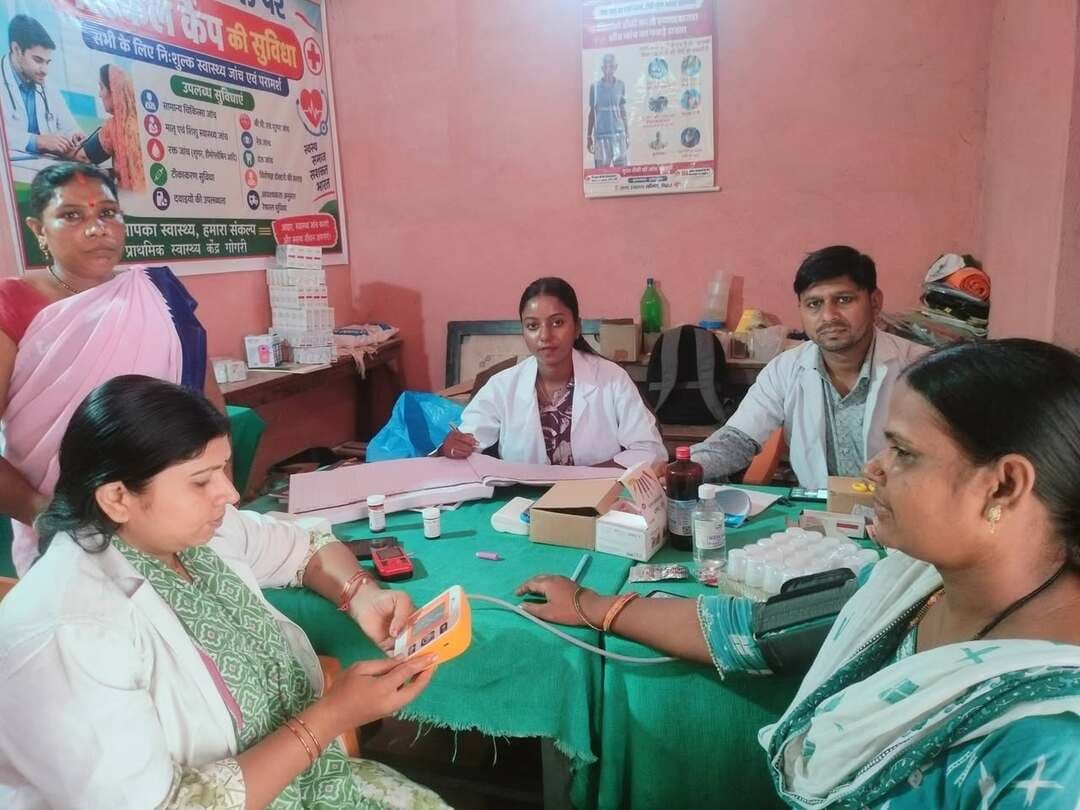खगड़िया जिला अंतर्गत विभिन्न बाढ़ प्रभावित क्षेत्रों में प्राथमिक स्वास्थ्य केंद्र (PHC) द्वारा विशेष बाढ़ राहत स्वास्थ्य शिविरों का आयोजन किया गया। इन शिविरों के माध्यम से चिकित्सा दल द्वारा बाढ़ पीड़ितों की सामान्य स्वास्थ्य जांच, ब्लड प्रेशर स्क्रीनिंग एवं उचित चिकित्सीय परामर्श दिया गया। इसके साथ ही जलजनित व मौसमी बीमारियों से बचाव हेतु जरूरतमंद ग्रामीणों के बीच निःशुल्क दवाइयों का वितरण कर मौके पर ही त्वरित प्राथमिक उपचार उपलब्ध कराया गया।