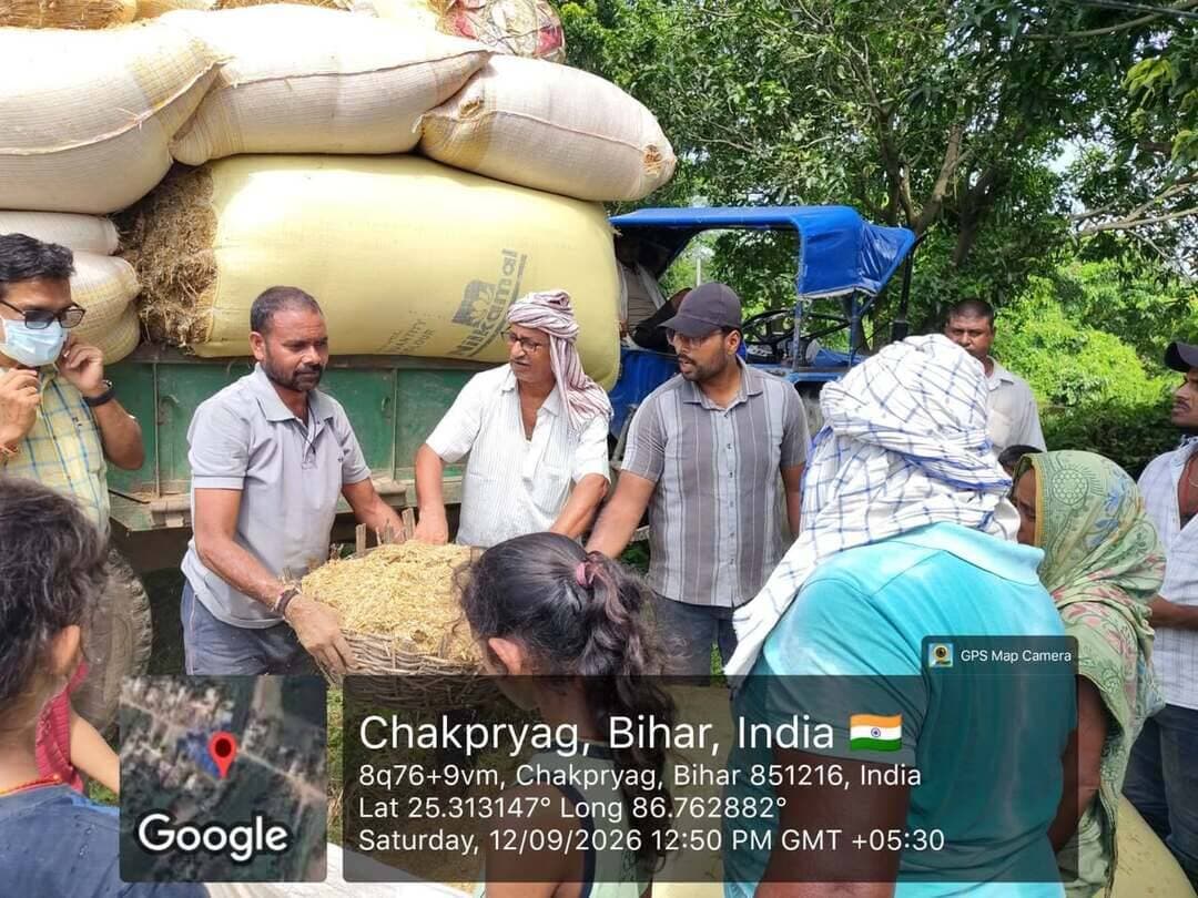 खगड़िया जिला प्रशासन द्वारा बाढ़ प्रभावित क्षेत्रों (चकप्रयाग/बन्नी) में पशुपालकों को राहत पहुंचाने हेतु निःशुल्क सूखा चारा (भूसा) वितरित किया गया। इस पहल का उद्देश्य बाढ़ के कारण पशु आहार के संकट से जूझ रहे ग्रामीणों के मवेशियों के लिए समय पर चारे की समुचित व्यवस्था सुनिश्चित करना है।