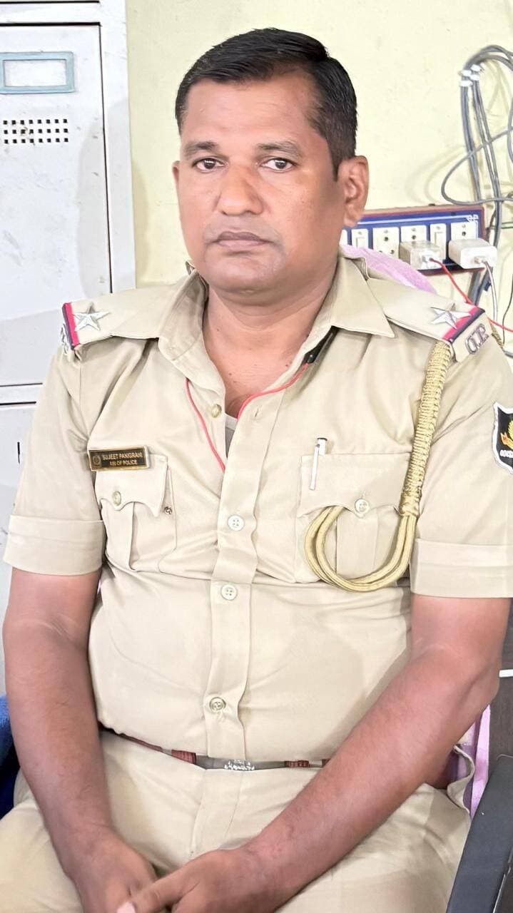 *ASI OF KHALIKOTE POLICE STATION OF GANJAM DISTRICT NABBED BY ODISHA VIGILANCE WHILE TAKING BRIBE RS.15,000/- TO HELP IN A CASE*.
Today i.e on 11.09.2026,
a short while ago, Sujit Panigrahi, ASI, Khalikote P.S. Dist: Ganjam has been apprehended by Odisha Vigilance *while demanding and taking a bribe Rs.15,000/- from a person to help him in a case registered against him in the said PS, of which he was the Investigating Officer* . Unable to meet the demand, the person( Complainant) reported the matter to vigilance authorities. Following this, today a team of Odisha Vigilance nabbed Sri Panigrahi, ASI while taking bribe Rs.15,000/- from him inside the PS campus. *The entire tainted bribe money Rs.15,000/- has been recovered from the possession of the accused Sri Panigrahi and seized*.
Following the trap, simultaneous searches are going on at two locations of Sri Panigrahi, ASI from DA angle.
In this connection, Brahmapur Vigilance P S Case No.09 dt.11.09.2026 u/s 7 P C (Amendment)Act, 2018 has been registered. Investigation is in progress against the accused Sri Panigrahi.
Detailed report follows.