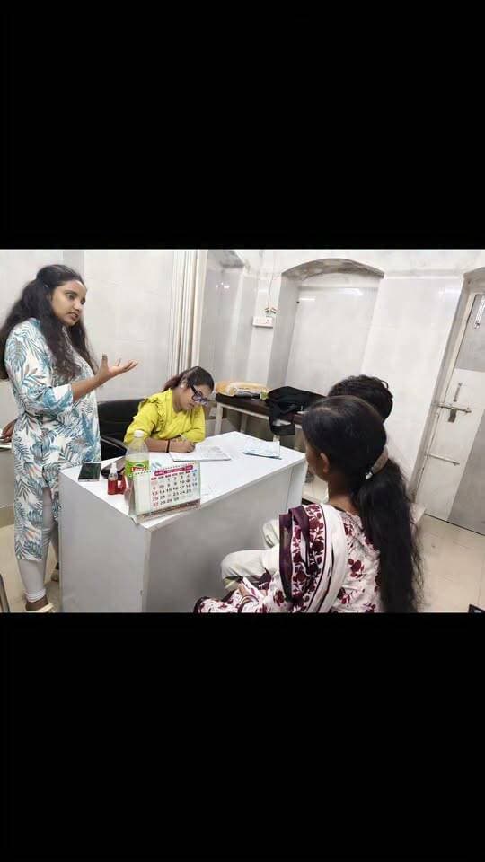 “আপনি কী খাচ্ছেন, তার উত্তর হয়তো আপনার রান্নাঘরে আছে… কিন্তু কেন সেই খাবার আপনার শরীরে প্রভাব ফেলছে, তার উত্তর সবসময় সেখানে থাকে না।”
আজ সানফ্লাওয়ার নার্সিংহোমের চেম্বারে একজন পেসেন্টের সঙ্গে কথা বলার সময় আমি প্রায়ই প্রথমে জানতে চাই—
“আপনার প্রতিদিনের একটা সাধারণ দিন কেমন কাটে?”
কারণ শুধু খাবারের তালিকা দেখলে একজন মানুষকে পুরোপুরি বোঝা যায় না।
সকালে কখন ঘুম থেকে ওঠেন,
কখন খাবার খান,
কাজের মাঝে কতটা চলাফেরা করেন,
কতটা জল পান করেন,
কতক্ষণ ঘুমান—
এই ছোট ছোট বিষয়গুলোও Nutrition Planning-এর গুরুত্বপূর্ণ অংশ।
📌 আমার আপনাদের সঙ্গে আজকের পুষ্টি টিপস,,,,
নিজের স্বাস্থ্য ঠিক করতে চাইলে প্রথমে নিজের অভ্যাসগুলোকে চিনুন।
পরিবর্তন একদিনে হয় না।
কিন্তু প্রতিদিনের একটি ছোট অভ্যাস পরিবর্তন করেই শুরু হতে পারে একটি বড় স্বাস্থ্যকর যাত্রা।
আজ চেম্বারে পেসেন্টদের সঙ্গে সেই কারণেই শুধু Diet Chart নয়—তাদের বাস্তব জীবনকে বুঝে Nutrition Counselling করা হলো। 💚
কারণ আমার কাছে প্রতিটি পেসেন্ট একটি আলাদা মানুষ, আর তার Nutrition Plan-ও হওয়া উচিত তার নিজের শরীর ও জীবনযাত্রাকে বুঝে।
আপনিও যদি নিজের খাদ্যাভ্যাস নিয়ে বিভ্রান্ত হন, বারবার নিজে নিজে ডায়েট করে ব্যর্থ হন, অথবা নিজের স্বাস্থ্য অনুযায়ী কীভাবে খাবার সাজাবেন বুঝতে না পারেন—সঠিক Nutrition Guidance নিতে পারেন।
📩 Personalized Diet & Lifestyle Consultation-এর জন্য যোগাযোগ করুন।
— পুষ্টিবিদ চন্দ্রিমা দে
U & URS NUTRITIONIST
#NutritionTips #পুষ্টিবিদ #PatientCounselling