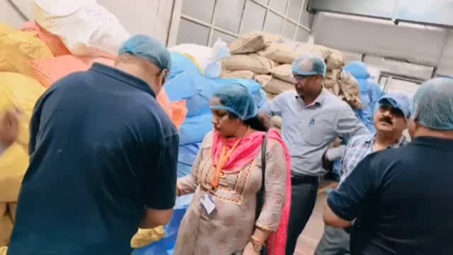 गजरौला में उमंग डेयरी पर खाद्य विभाग की छापेमारी, 56 लाख का माल सील