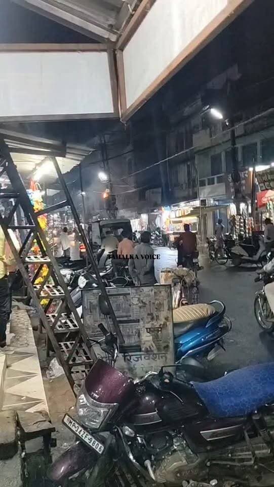 उमा मिस्त्री की तलैया के पास विद्युत डीपी में लगी आग, मचा हड़कंप; वीडियो आया सामने
दमोह। शहर के उमा मिस्त्री की तलैया के पास शुक्रवार रात करीब 10 बजे अचानक विद्युत डीपी में आग लग गई। शॉर्ट सर्किट के कारण डीपी से तेज लपटें उठने लगीं, जिससे आसपास मौजूद व्यापारियों और राहगीरों में हड़कंप मच गया। घटना की सूचना तत्काल विद्युत विभाग को दी गई। स्थानीय लोगों ने आशंका जताई कि लगातार बारिश और विद्युत लाइन पर बढ़े लोड के कारण शॉर्ट सर्किट हुआ होगा। समय रहते आग पर काबू पा लिया गया, जिससे बड़ा हादसा टल गया। गनीमत रही कि घटना में कोई जनहानि नहीं हुई। आग लगने का वीडियो भी सामने आया है। घटना के बाद कुछ देर तक क्षेत्र में अफरा-तफरी का माहौल बना रहा।
