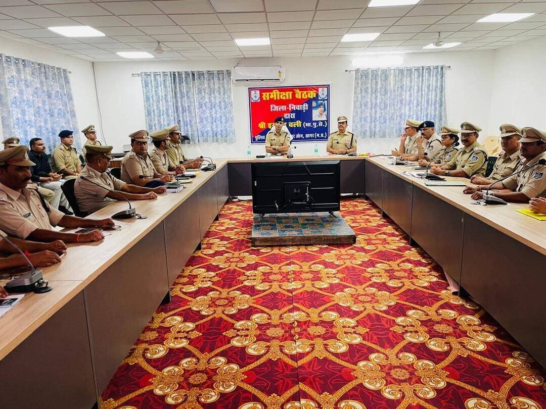 नवागत पुलिस महानिरीक्षक सागर जोन सागर श्री इरशाद वली द्वारा निवाड़ी जिले का किया प्रथम निरीक्षण, समीक्षा बैठक आयोजित
--
पुलिस महानिरीक्षक सागर जोन, सागर श्री इरशाद वली द्वारा पुलिस महानिरीक्षक पद सागर का कार्यभार ग्रहण करने के उपरांत प्रथम बार जिला निवाड़ी का भ्रमण एवं निरीक्षण किया गया। इस दौरान पुलिस अधीक्षक निवाड़ी डॉ राय सिंह नरवरिया द्वारा पुलिस महानिरीक्षक को पुलिस अधीक्षक कार्यालय निवाड़ी का भ्रमण कर कार्यालय की विभिन्न शाखाओं का निरीक्षण कराया गया तथा शाखाओं में पदस्थ अधिकारी एवं कर्मचारियों से परिचय प्राप्त किया।
इसके पश्चात पुलिस कंट्रोल रूम निवाड़ी में जिले के समस्त थाना प्रभारी एवं चौकी प्रभारियों की उपस्थिति में समीक्षा बैठक आयोजित की गई। बैठक में पुलिस अधीक्षक निवाड़ी द्वारा पुलिस महानिरीक्षक महोदय को जिले की भौगोलिक स्थिति, पुलिस व्यवस्था एवं जिले में घटित अपराधों तथा उनके निराकरण के संबंध में विस्तृत जानकारी दी गई।
पुलिस महानिरीक्षक महोदय ने दिए आवश्यक दिशा-निर्देश
समीक्षा बैठक के दौरान पुलिस महानिरीक्षक श्री इरशाद वली द्वारा जिले के समस्त थाना एवं चौकी प्रभारियों को पुलिस व्यवस्था को और अधिक प्रभावी एवं जनोन्मुखी बनाने हेतु आवश्यक दिशा-निर्देश दिए गए
उन्होंने विशेष रूप से थाना एवं चौकी परिसरों की साफ-सफाई एवं स्वच्छता पर जोर देते हुए निर्देशित किया कि पुलिस अधिकारी एवं कर्मचारी सर्वप्रथम अपने कार्यस्थल एवं परिसर को स्वच्छ रखें तथा स्वच्छ एवं व्यवस्थित वातावरण बनाए रखें।
अवैध शराब के विक्रय एवं परिवहन पर प्रभावी अंकुश लगाने के निर्देश देते हुए उन्होंने कहा कि ऐसे स्थानों को चिन्हित किया जाए, जहां अवैध शराब विक्रय की सूचनाएं प्राप्त होती हैं, चिन्हित स्थानों पर लगातार पुलिस गश्त एवं निगरानी रखी जाए तथा आवश्यकतानुसार पुलिस बल की तैनाती एवं भ्रमण सुनिश्चित किया जाए
गंभीर अपराधों में समयबद्ध एवं वैधानिक कार्रवाई करते हुए प्रकरणों का शीघ्र निराकरण करने के निर्देश दिए गए, साथ ही अनुसूचित जाति एवं अनुसूचित जनजाति से संबंधित अपराधों में निर्धारित समय-सीमा में विवेचना पूर्ण कर चालान माननीय न्यायालय के समक्ष प्रस्तुत करने हेतु निर्देशित किया गया, मालखाने की साफ-सफाई एवं अभिलेखों के सुव्यवस्थित रख-रखाव पर भी विशेष ध्यान देने के निर्देश दिए गए, इसके अतिरिक्त जिले में अलग-अलग स्थानों पर नियमित रूप से वाहन चेकिंग अभियान चलाने तथा संदिग्ध गतिविधियों पर प्रभावी निगरानी रखने के निर्देश दिए गए
समस्त पुलिस अधिकारियों एवं कर्मचारियों को अपने कर्तव्यों का पूरी निष्ठा, संवेदनशीलता एवं जिम्मेदारी के साथ निर्वहन करने तथा आमजन में पुलिस के प्रति विश्वास और सुरक्षा की भावना को और मजबूत करने के लिए निर्देशित किया।
पुलिस महानिरीक्षक महोदय द्वारा किया गया वृक्षारोपण
समीक्षा बैठक के उपरांत पुलिस महानिरीक्षक सागर जोन सागर द्वारा पुलिस कंट्रोल रूम परिसर में वृक्षारोपण किया गया। इस अवसर पर उन्होंने पर्यावरण संरक्षण एवं अधिक से अधिक वृक्षारोपण किए जाने का संदेश दिया।
प्रथम बार निवाड़ी आगमन एवं समीक्षा बैठक के अवसर पर पुलिस अधीक्षक निवाड़ी डॉ राय सिंह नरवरिया के निर्देशन में जिले के समस्त अनुविभागीय अधिकारी, थाना प्रभारी, रक्षित निरीक्षक, चौकी प्रभारी एवं पुलिस अधीक्षक कार्यालय निवाड़ी के अधिकारी एवं कर्मचारी उपस्थित रहे।
CM Madhya Pradesh Jansampark Madhya Pradesh Home Department of Madhya Pradesh #JansamparkMP #niwari