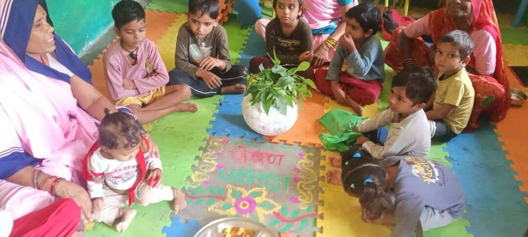 9वें पोषण माह के अंतर्गत आंगनवाड़ी केन्द्रों पर विभिन्न गतिविधियों का आयोजन
--
महिला एवं बाल विकास विभाग द्वारा 9वां राष्ट्रीय पोषण माह दिनांक 9 सितंबर 2026 से प्रारंभ किया गया है। पोषण माह के अंतर्गत जिले के विभिन्न आंगनवाड़ी केन्द्रों पर पोषण जागरूकता एवं जनभागीदारी से संबंधित विभिन्न गतिविधियों का आयोजन किया जा रहा है।
इसी क्रम में आंगनवाड़ी केन्द्रों पर पोषण रंगोली, हरी पत्तेदार सब्जियों एवं स्थानीय पौष्टिक खाद्य पदार्थों की प्रदर्शनी, बच्चों की सहभागिता तथा पोषण संवाद जैसी गतिविधियां आयोजित की जा रही हैं। गतिविधियों के माध्यम से बच्चों, गर्भवती एवं धात्री माताओं तथा अभिभावकों को संतुलित एवं पौष्टिक आहार के महत्व की जानकारी दी जा रही है।
आंगनवाड़ी कार्यकर्ताओं द्वारा स्थानीय स्तर पर उपलब्ध हरी सब्जियां, दालें, अनाज, मौसमी फल एवं अन्य पौष्टिक खाद्य पदार्थों को दैनिक आहार में शामिल करने के लिए हितग्राहियों एवं समुदाय को प्रेरित किया जा रहा है। साथ ही बच्चों के समुचित शारीरिक एवं मानसिक विकास, स्वच्छता तथा स्वस्थ खान-पान की आदतों के संबंध में भी जागरूक किया जा रहा है।
9वें पोषण माह का उद्देश्य कुपोषण की रोकथाम, बच्चों एवं महिलाओं के स्वास्थ्य एवं पोषण स्तर में सुधार तथा समुदाय में पोषण संबंधी व्यवहार परिवर्तन के प्रति जागरूकता बढ़ाना है। पोषण माह के दौरान आंगनवाड़ी केन्द्रों पर विभिन्न गतिविधियों के माध्यम से जनभागीदारी सुनिश्चित करते हुए “सुपोषित भारत” के संकल्प को साकार करने के लिए निरंतर प्रयास किए जा रहे हैं।
CM Madhya Pradesh Jansampark Madhya Pradesh Department Of Women Child Development, Madhya Pradesh #JansamparkMP #niwari