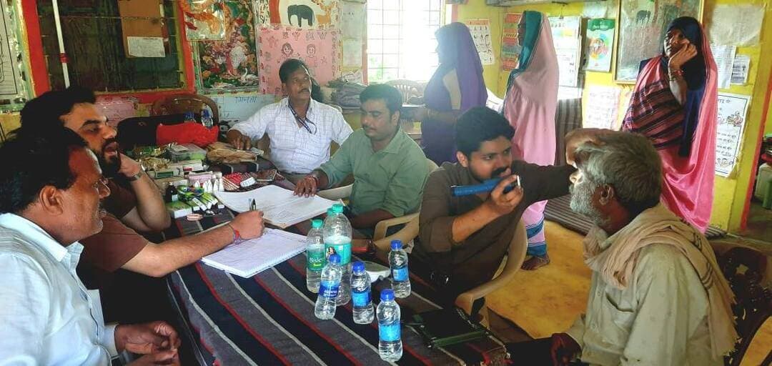 ➡️ अमानक शराब से प्रभावित क्षेत्रों में स्वास्थ्य परीक्षण शिविर आयोजित
➡️ बंडा एवं शाहगढ़ के 10 ग्रामों में 376 लोगों का स्वास्थ्य परीक्षण
विकासखंड बंडा एवं शाहगढ़ के चिन्हित ग्रामों में अमानक शराब के सेवन से बीमार हुए व्यक्तियों की जांच एवं उपचार के लिए जिला प्रशासन द्वारा 7 दिवसीय स्वास्थ्य परीक्षण शिविर आयोजित किए जा रहे हैं। इसी क्रम में 12 सितंबर को बंडा एवं शाहगढ़ के चिन्हित ग्रामों में स्वास्थ्य परीक्षण शिविर आयोजित किए गए।
बंडा विकासखंड के ग्राम पाटन, चौका, बमूरा एवं छापरी तथा शाहगढ़ विकासखंड के ग्राम नौराज, गूगरा खुर्द, डिलोना, खटोरा खुर्द, बुढ़ना एवं घुरमार में स्वास्थ्य परीक्षण शिविर लगाए गए। शिविरों में मेडिकल ऑफिसर, नेत्र चिकित्सक, नेत्र सहायक एवं सीएचओ की ड्यूटी लगाई गई।
बंडा विकासखंड के ग्रामों में कुल 168 लोगों का स्वास्थ्य परीक्षण किया गया, जिनमें 80 मरीज नेत्र रोग से संबंधित तथा 99 मरीज अन्य रोगों से संबंधित पाए गए। इसी प्रकार शाहगढ़ विकासखंड के ग्रामों में 208 लोगों का स्वास्थ्य परीक्षण किया गया, जिनमें 69 मरीज नेत्र रोग से संबंधित तथा 206 मरीज अन्य रोगों से संबंधित पाए गए।
इस प्रकार दोनों विकासखंडों में आयोजित स्वास्थ्य शिविरों में कुल 376 लोगों का स्वास्थ्य परीक्षण किया गया। इनमें 149 मरीज नेत्र रोग से संबंधित तथा 238 मरीज अन्य रोगों से संबंधित पाए गए।
मुख्य चिकित्सा एवं स्वास्थ्य अधिकारी डॉ. देवेश पटेरिया द्वारा शिविर के लिए चिन्हित सभी ग्रामों में पहुंचकर स्वास्थ्य परीक्षण एवं उपचार व्यवस्था की मॉनिटरिंग की गई तथा ड्यूटी पर तैनात चिकित्सकों को आवश्यक दिशा-निर्देश दिए गए।
स्वास्थ्य परीक्षण शिविर आगामी 15, 16, 17, 18 एवं 19 सितंबर 2026 को विकासखंड बंडा एवं शाहगढ़ के चिन्हित ग्रामों में आयोजित किए जाएंगे।
CM Madhya Pradesh Dr Mohan Yadav Jansampark Madhya Pradesh #JansamparkMP #sagar