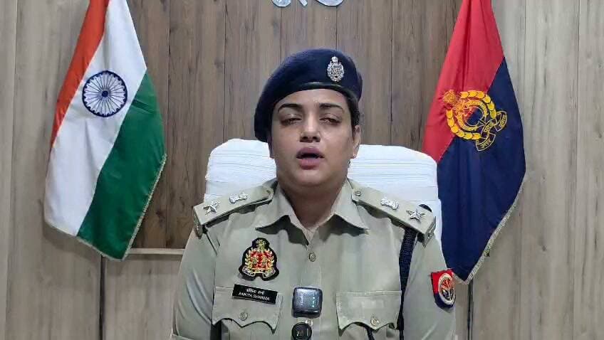 बदायूं में मेरठ के ज्वेलरी कारोबारी की गाड़ी से एक करोड़ की चोरी की घटना का एस एस पी अंकिता शर्मा द्वारा सफल खुलासा किया गया, पूरा माल ब नकदी बरामद प्रयोग में लाई कार ब कारोबारी के चालक और उसका साथी बसीम गिरफ्तार